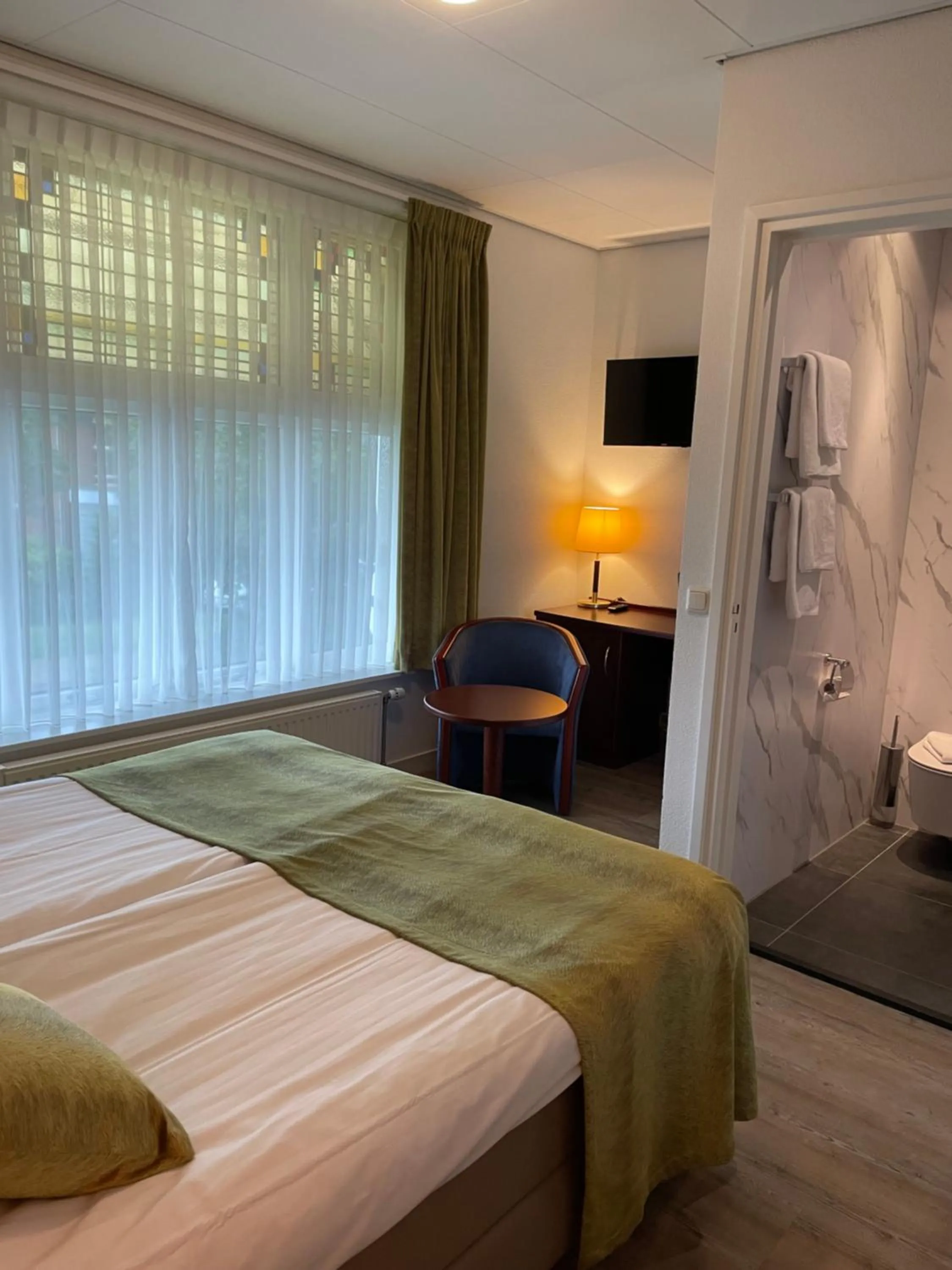 Bathroom, Bed in Hotel Lemmer