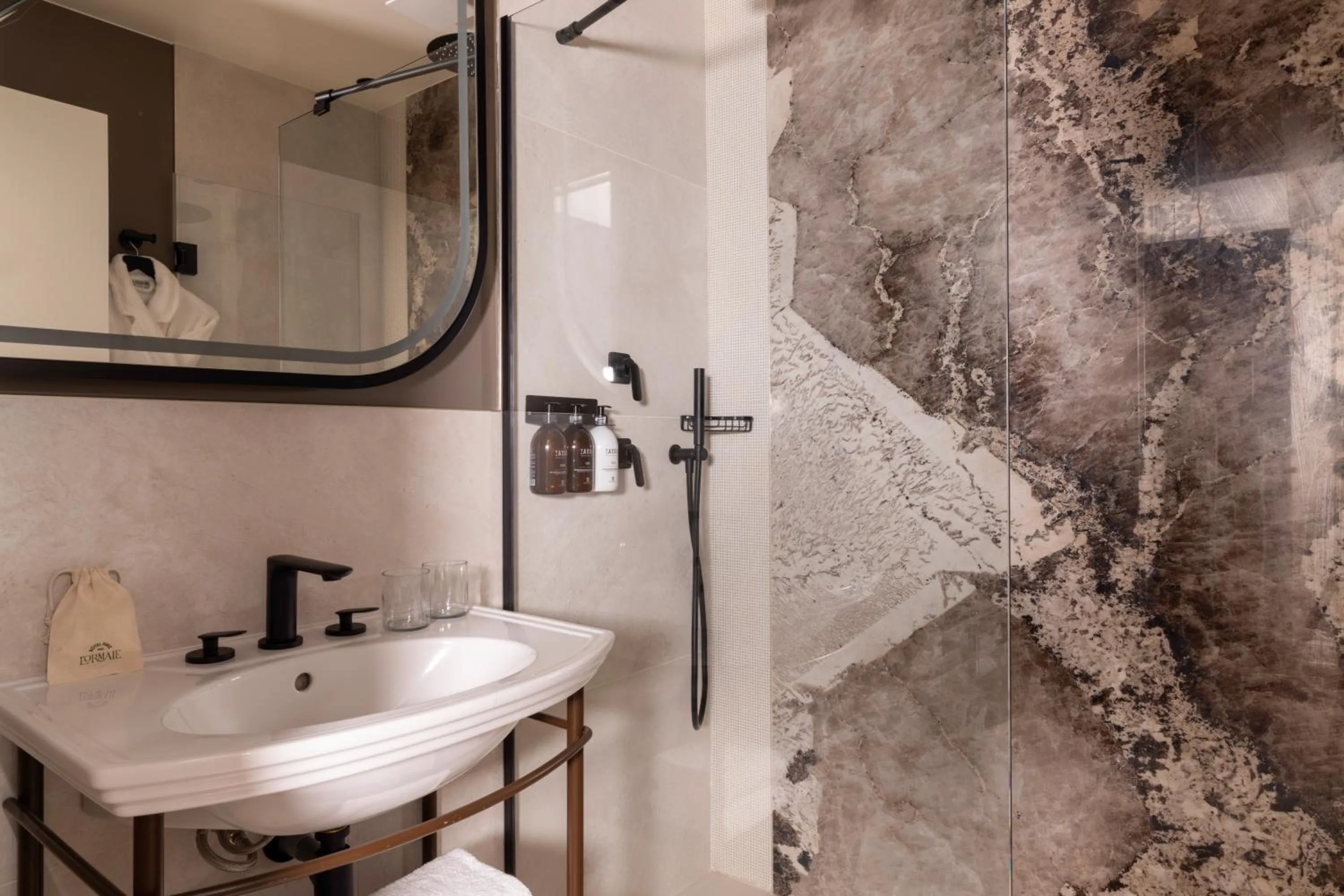 Shower in Hôtel L'Ormaie & Spa