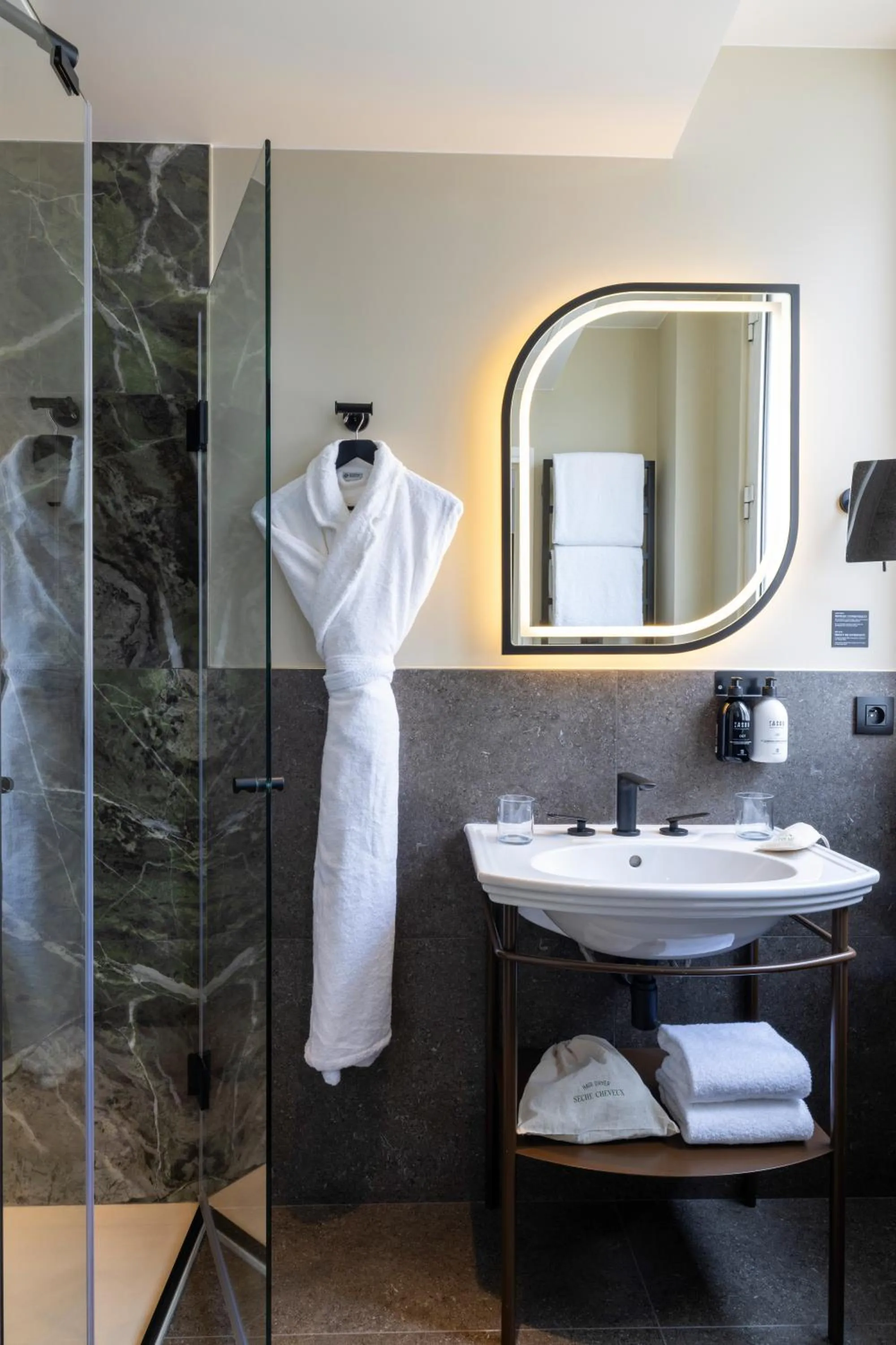 Shower in Hôtel L'Ormaie & Spa