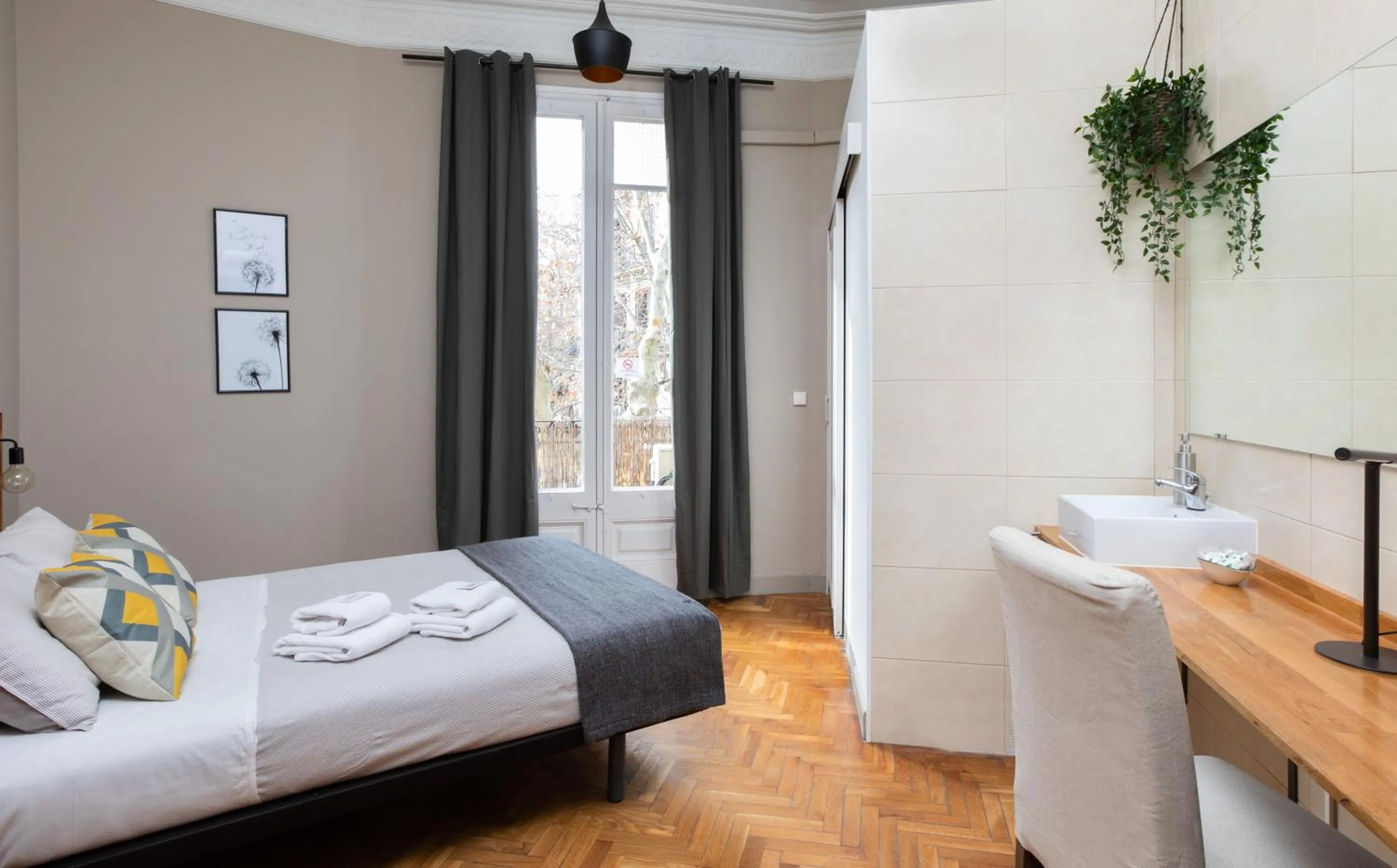 Photo of the whole room, Bed in Jardinets Guest House