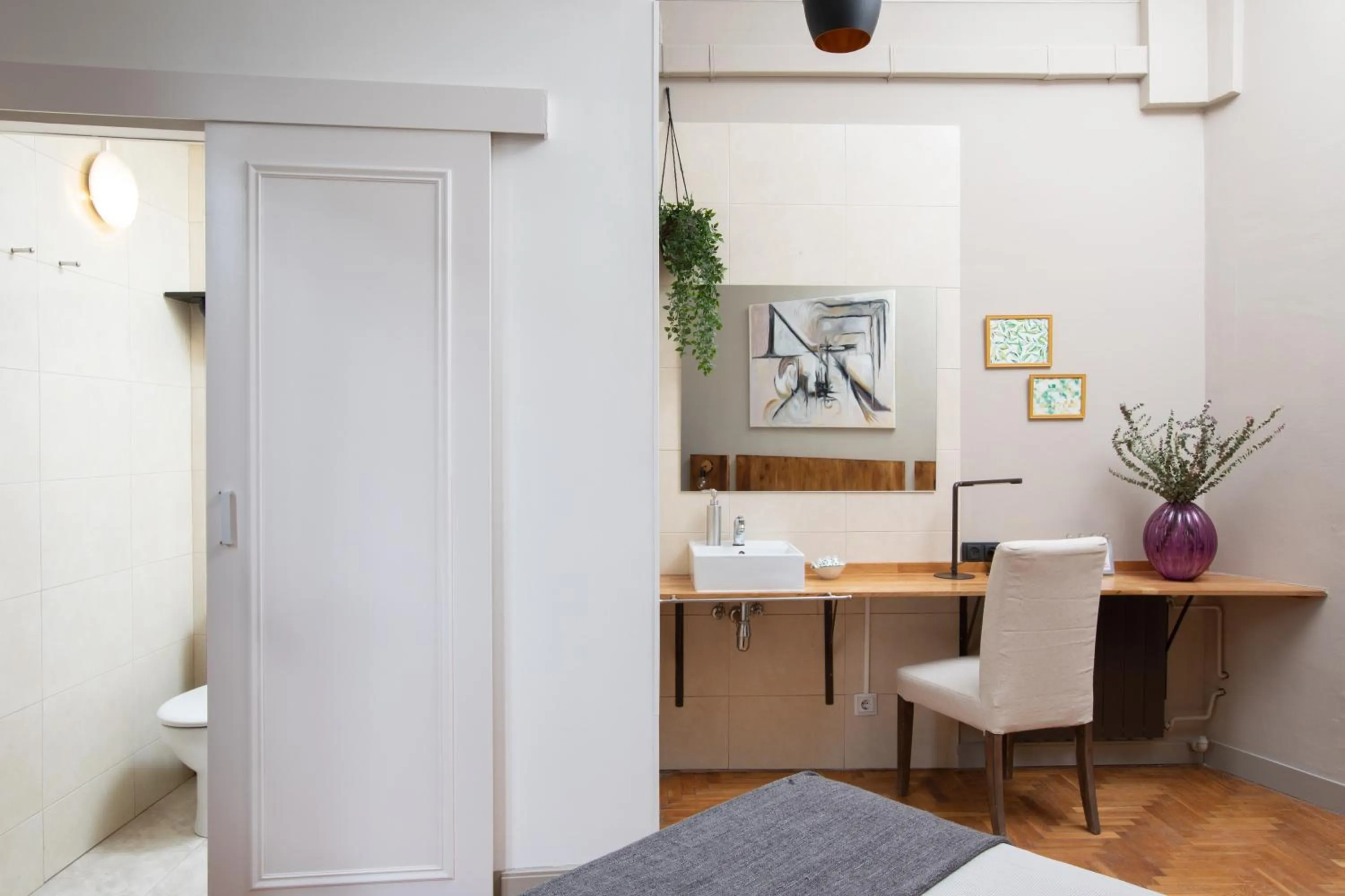 Photo of the whole room in Jardinets Guest House