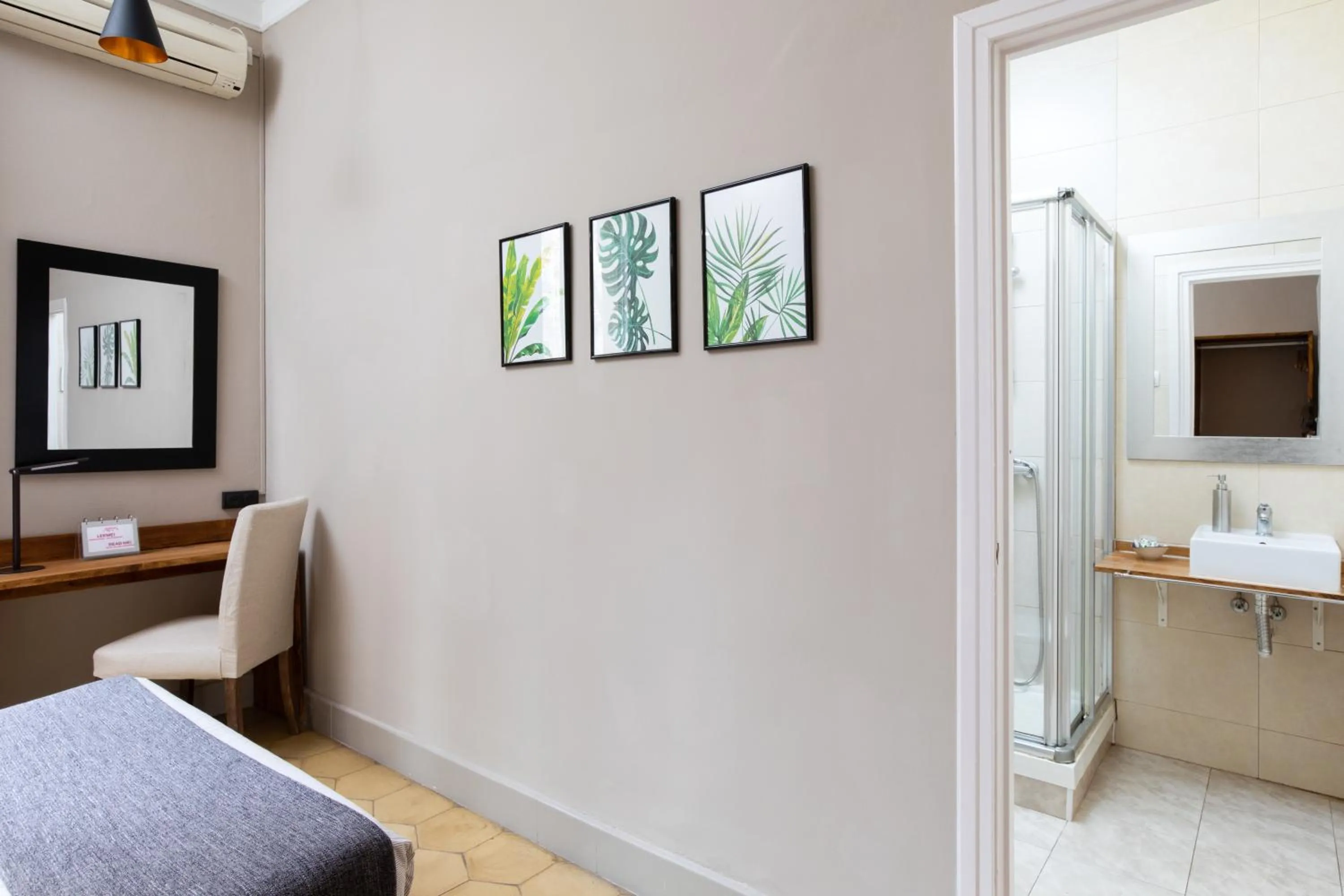 Photo of the whole room in Jardinets Guest House