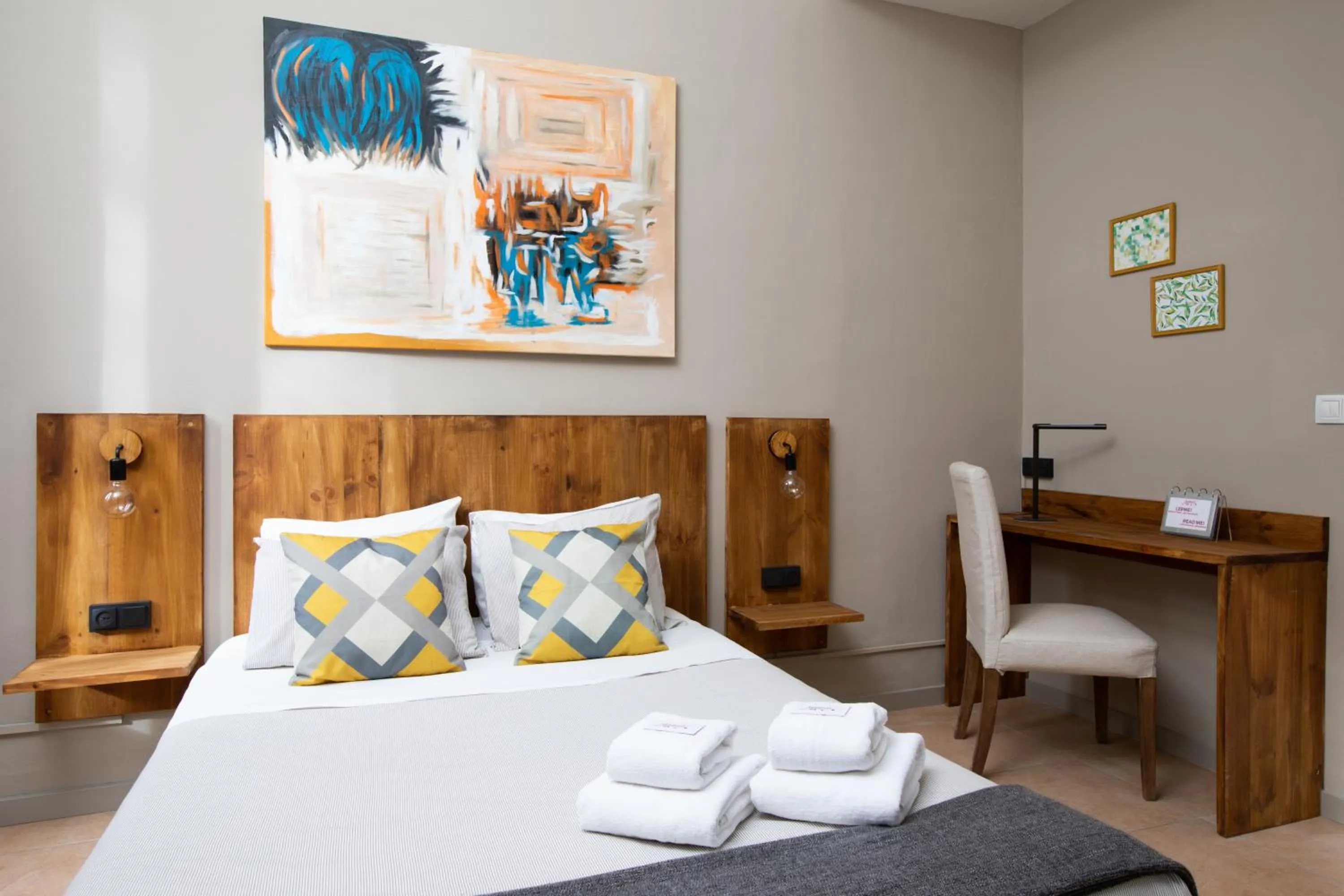 Photo of the whole room, Bed in Jardinets Guest House