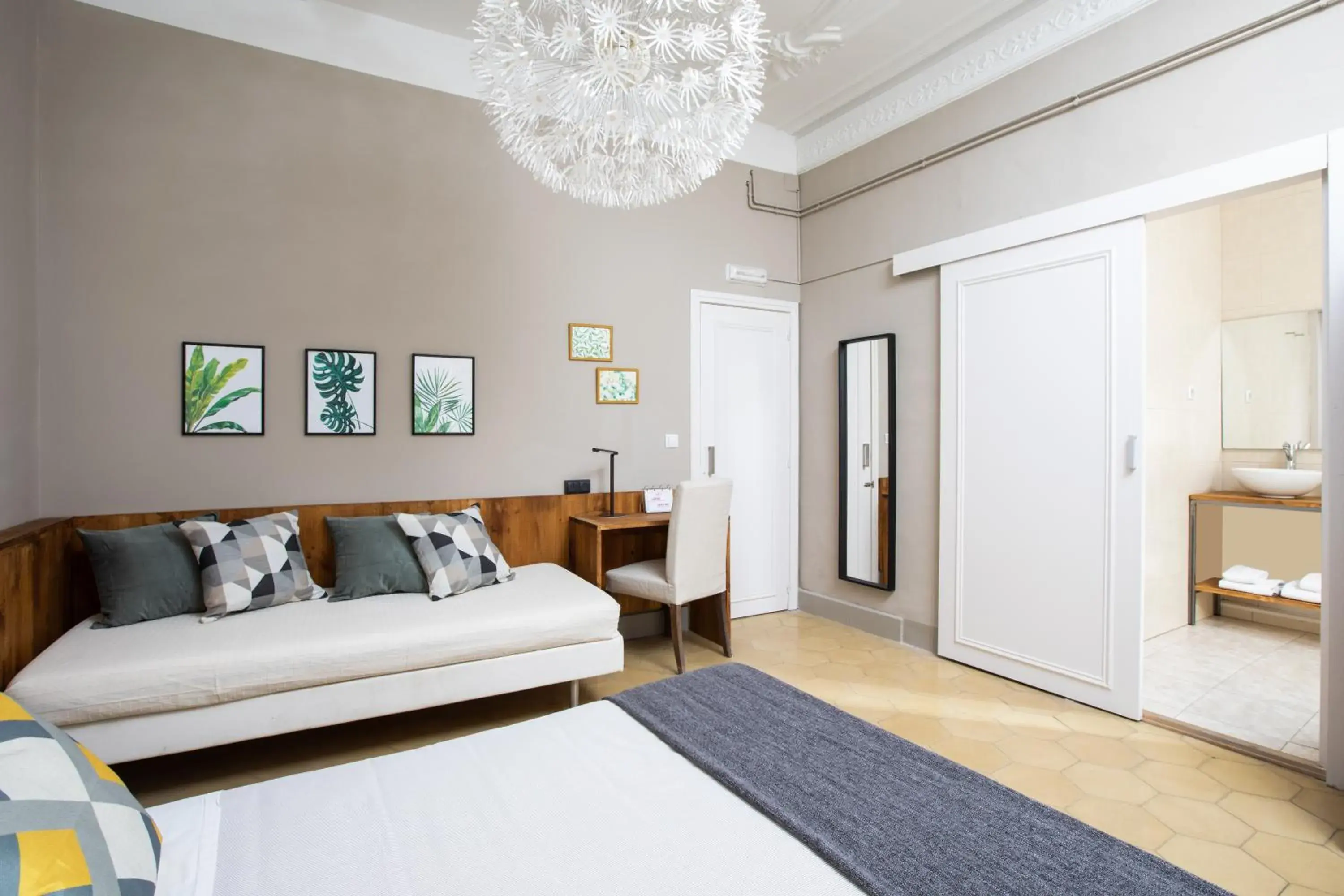 Triple Room in Jardinets Guest House Triple Room in Jardinets Guest House