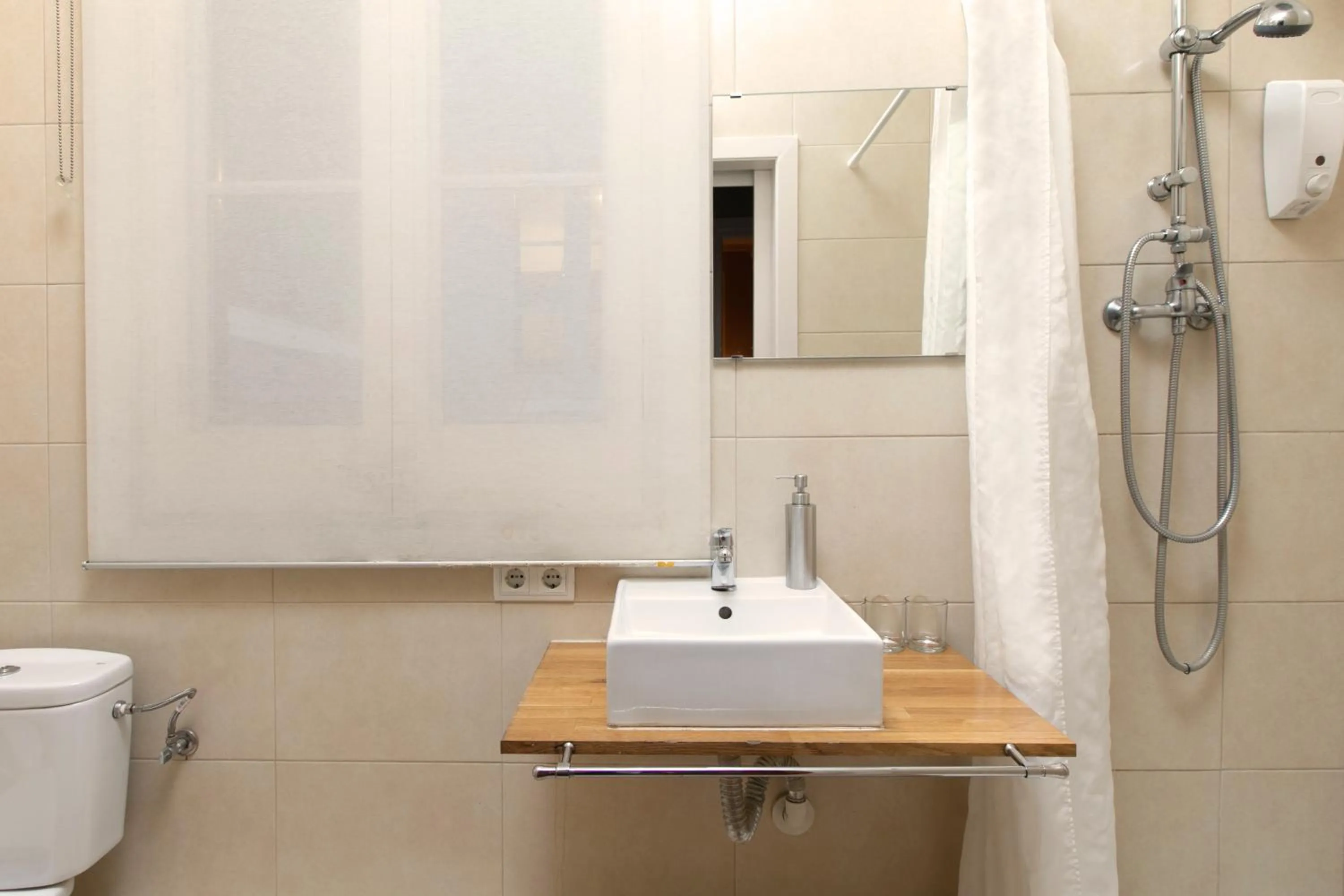 Shower in Jardinets Guest House