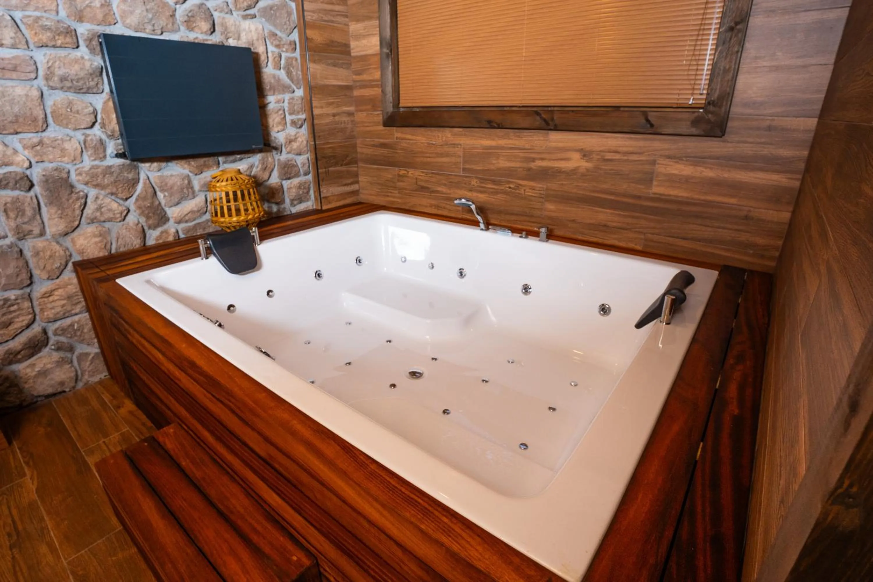 Bİ ABANT MASALI VİLLAGE HOTEL