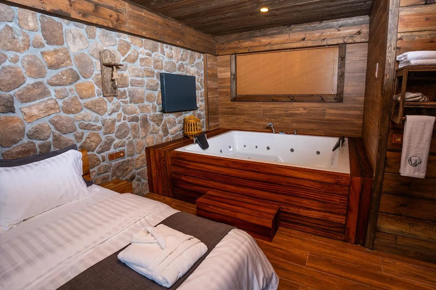 Hot Tub, Bed in Bİ ABANT MASALI VİLLAGE HOTEL