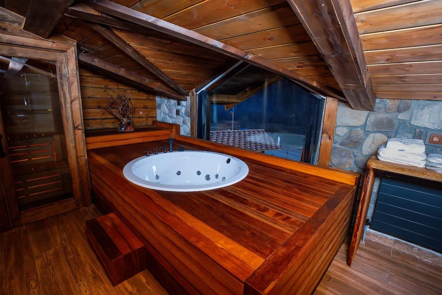 Hot Tub in Bİ ABANT MASALI VİLLAGE HOTEL