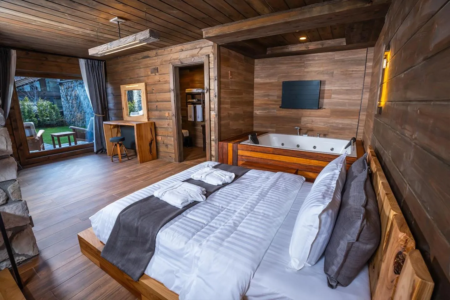 Bedroom, Bed in Bİ ABANT MASALI VİLLAGE HOTEL