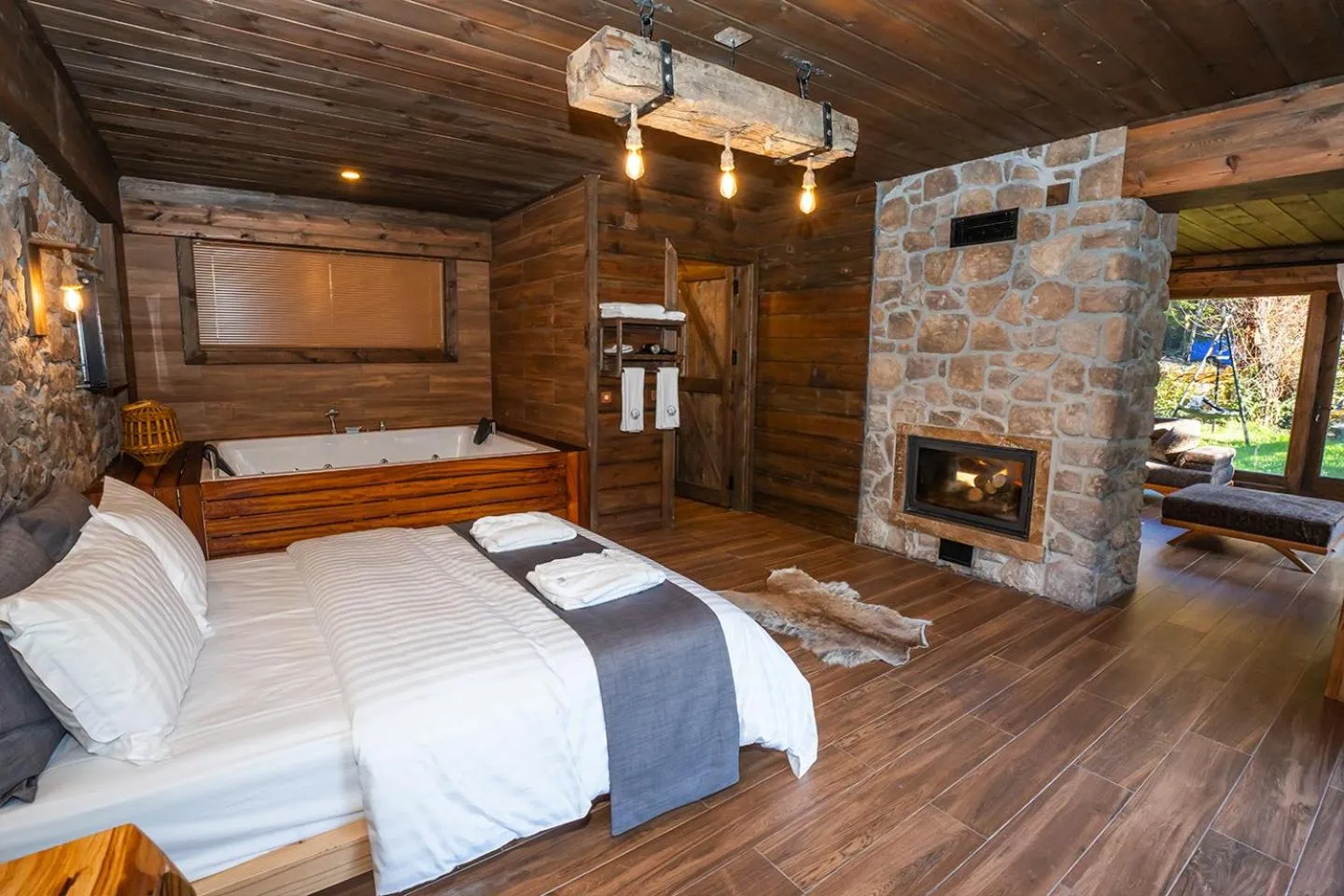 Bedroom, Bed in Bİ ABANT MASALI VİLLAGE HOTEL