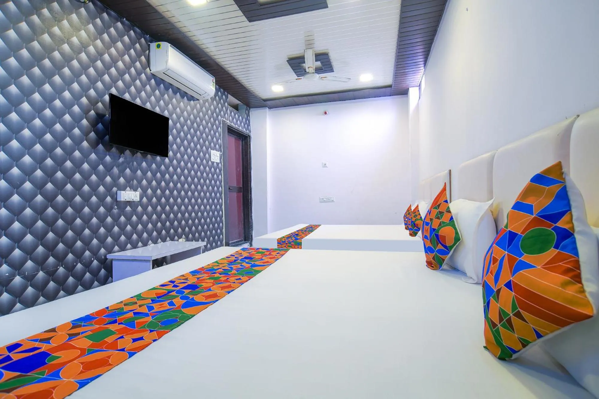 Bed in FabHotel Shree Moti Palace