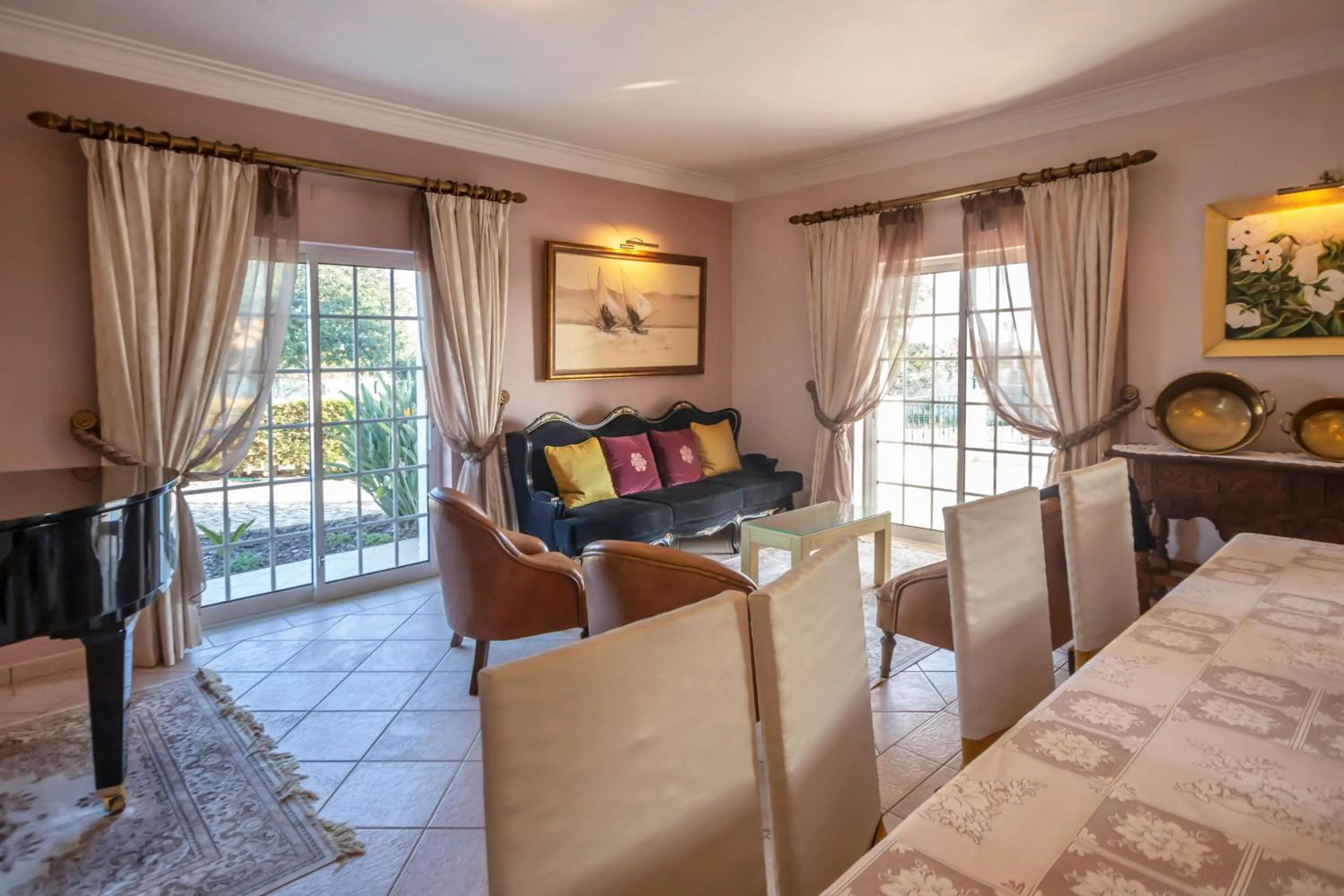 Living room, Bed in Al Meida Guesthouse