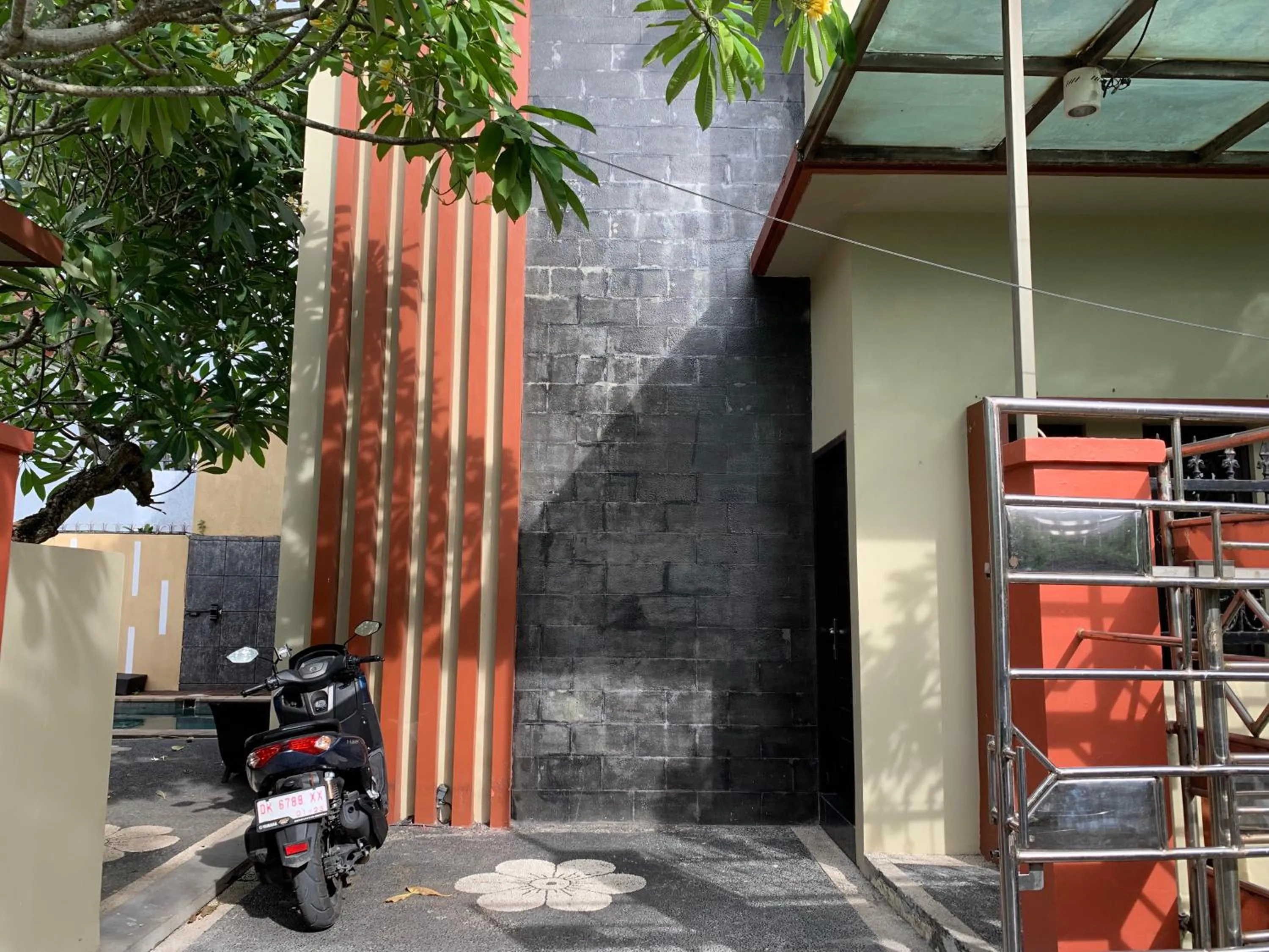 Facade/entrance in Cozy Palm Villa