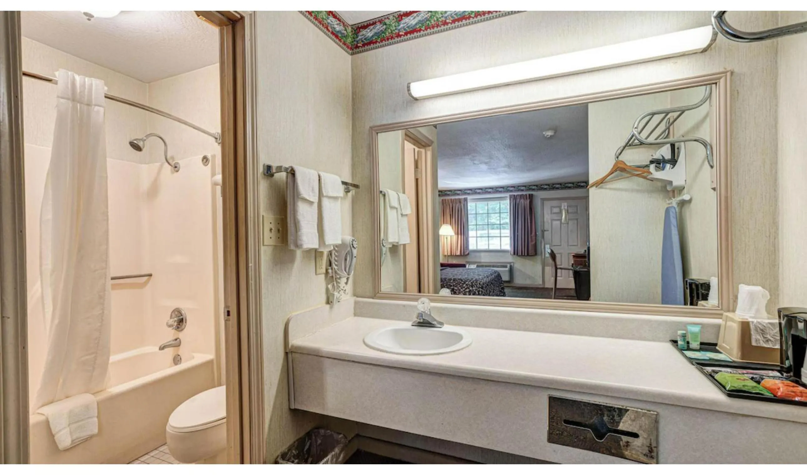 Bathroom in Northgate Inn by Townhouse Hattiesburg I-59