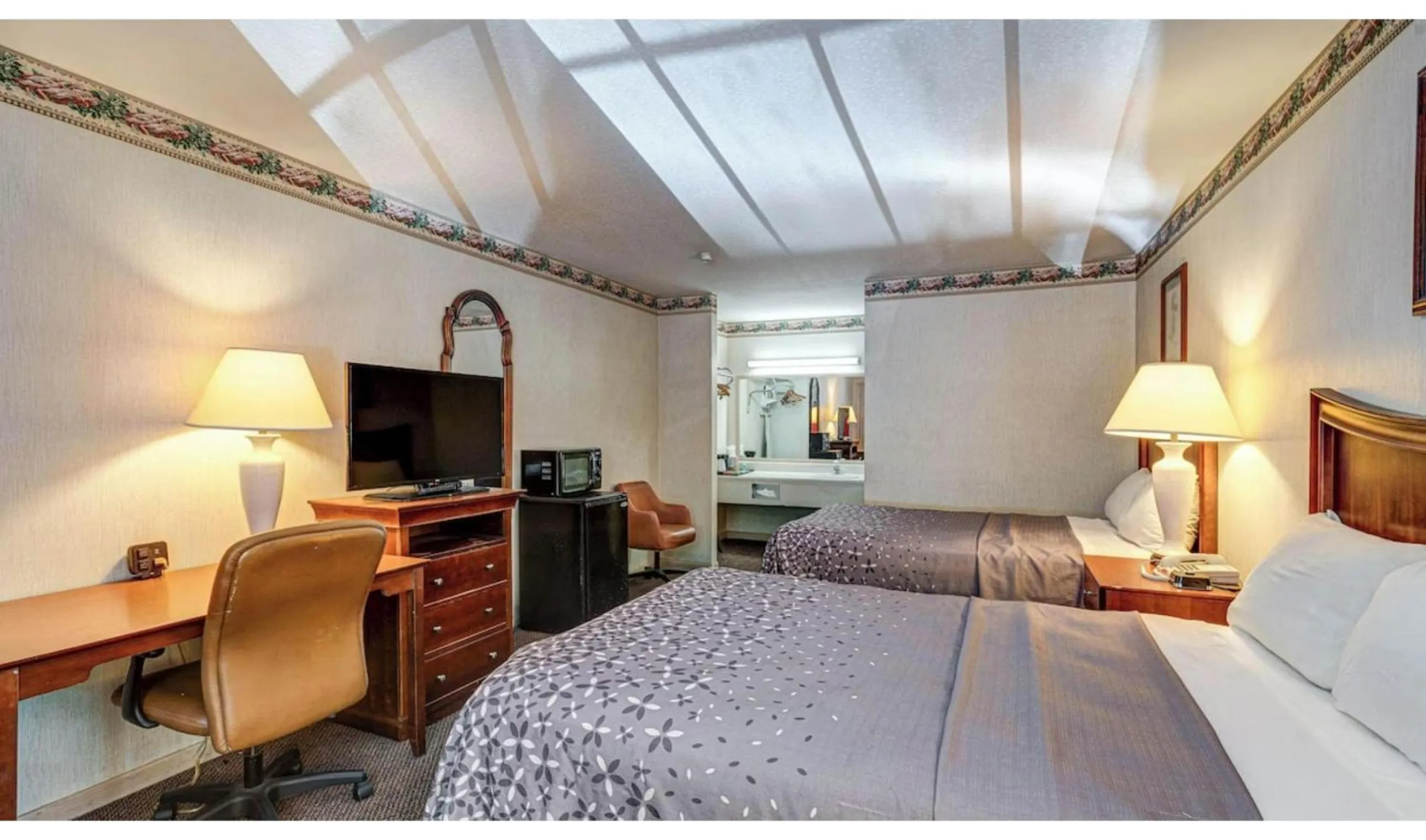 Bedroom, Bed in Northgate Inn by Townhouse Hattiesburg I-59