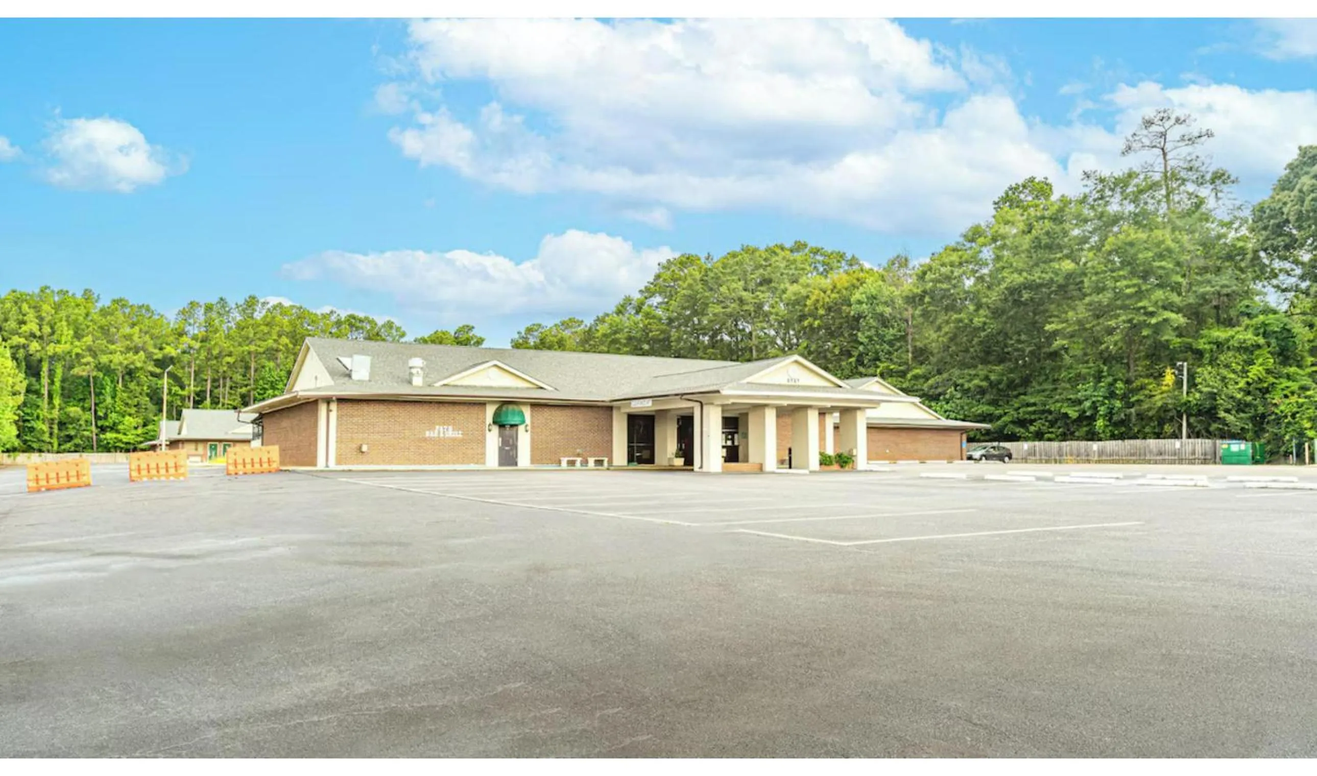 Property building in Northgate Inn by Townhouse Hattiesburg I-59