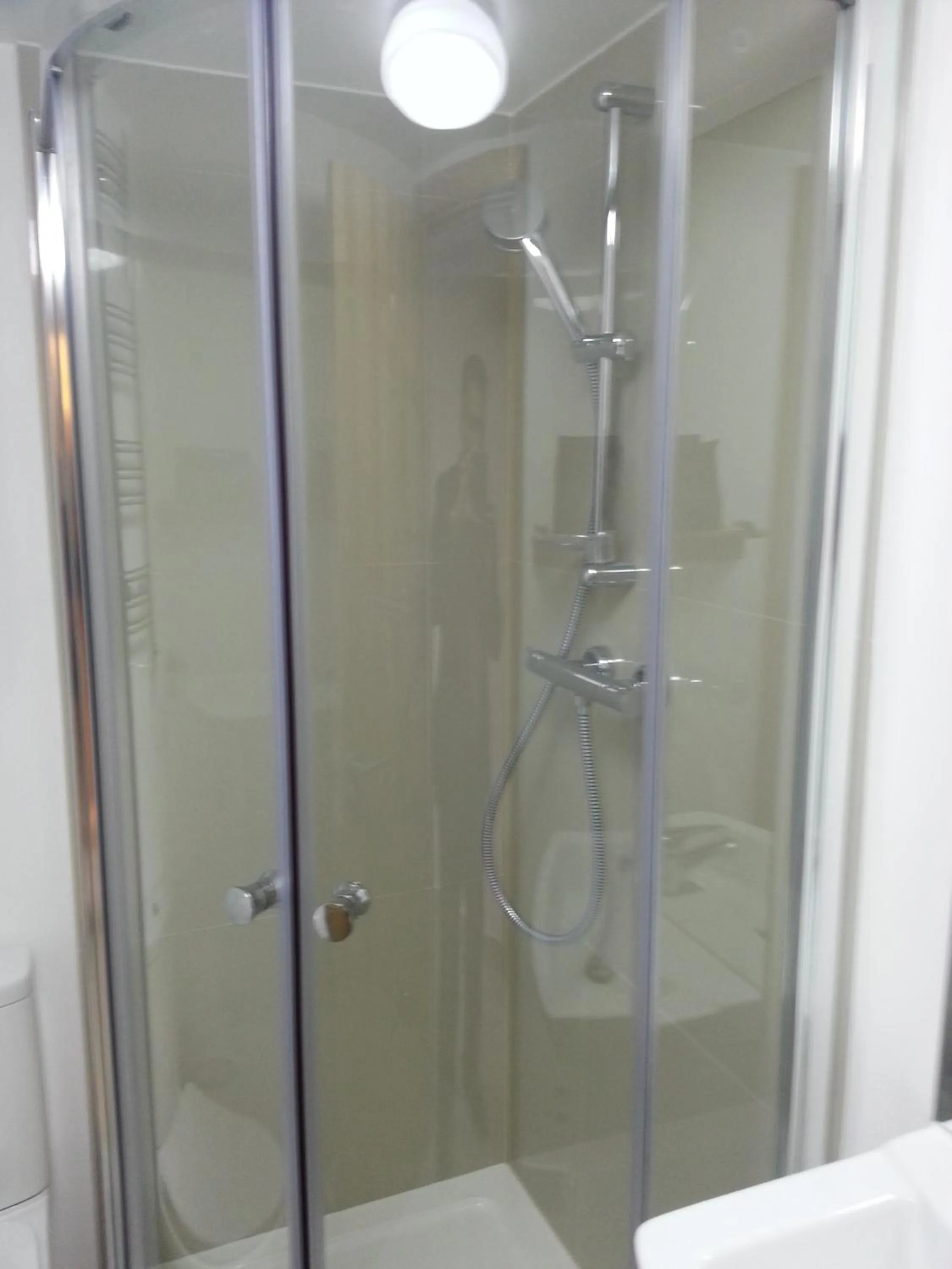 Bathroom in Pelican London Hotel and Residence