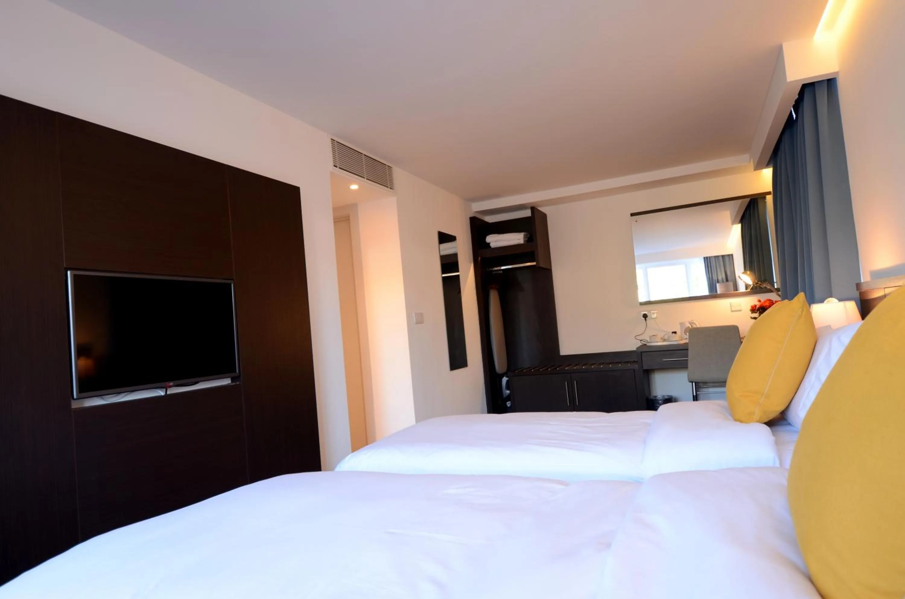 Photo of the whole room, Bed in Pelican London Hotel and Residence