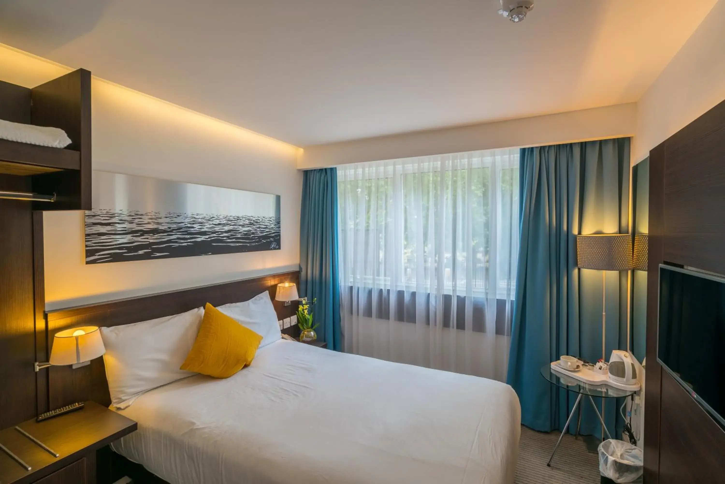 Photo of the whole room, Bed in Pelican London Hotel and Residence Photo of the whole room, Bed in Pelican London Hotel and Residence