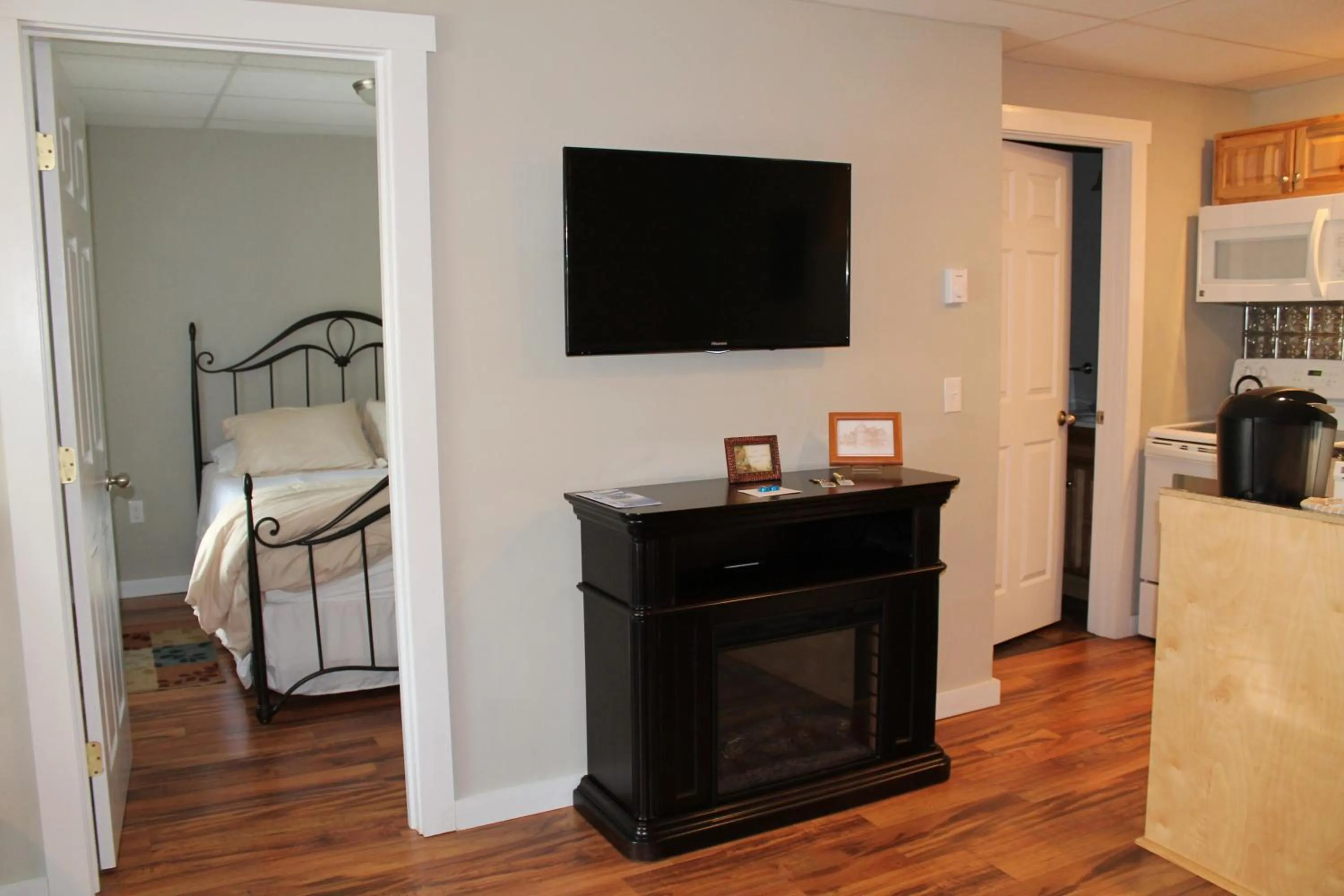 TV and multimedia in Strictly Moose Luxury Vacation Suites