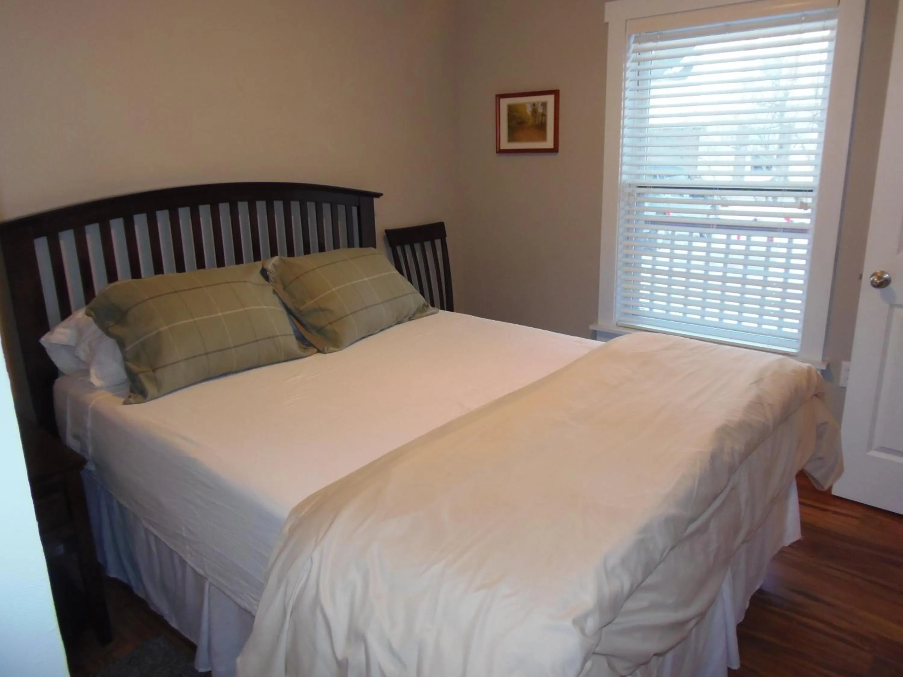Bedroom, Bed in Strictly Moose Luxury Vacation Suites