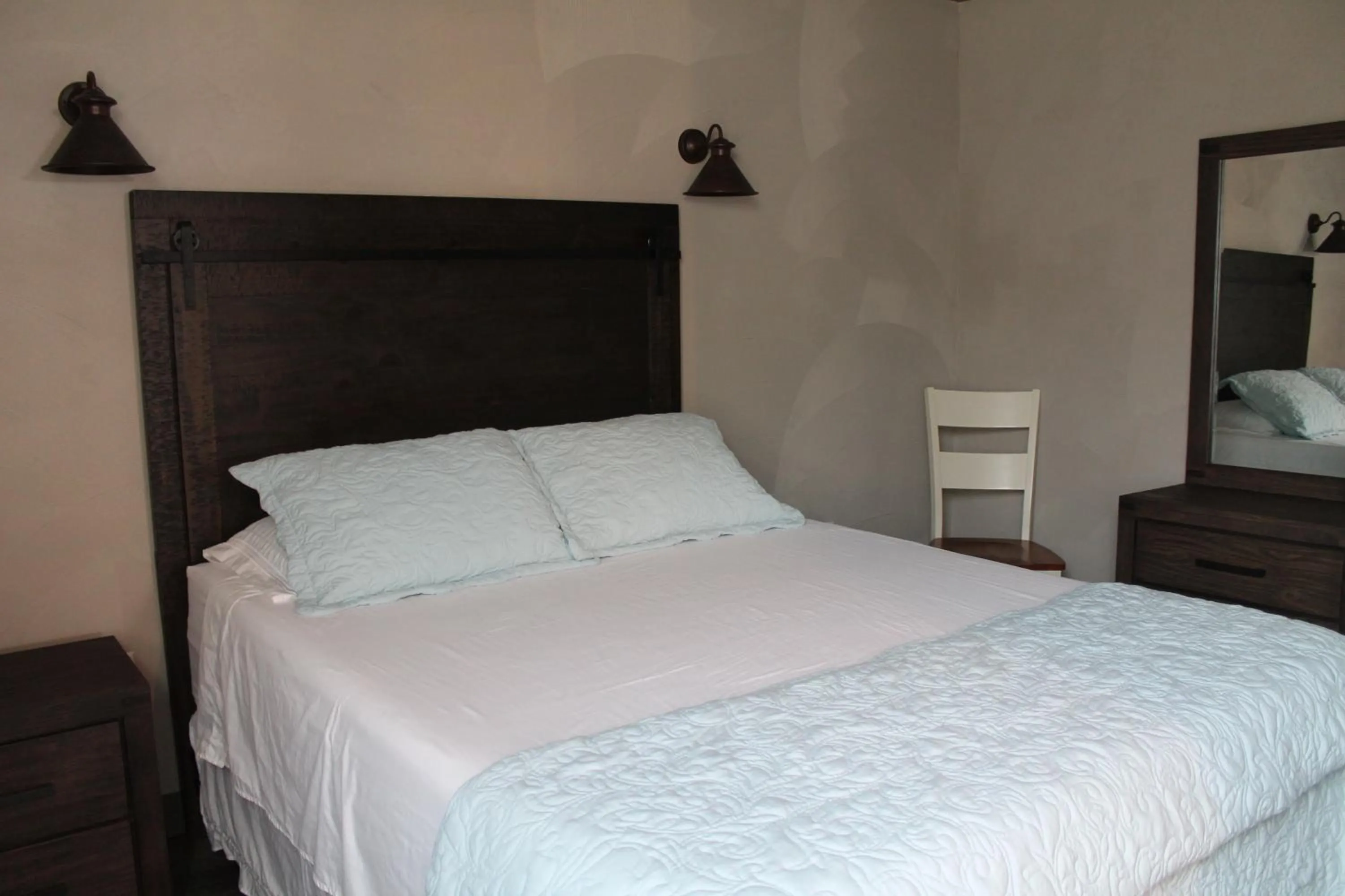Bedroom, Bed in Strictly Moose Luxury Vacation Suites