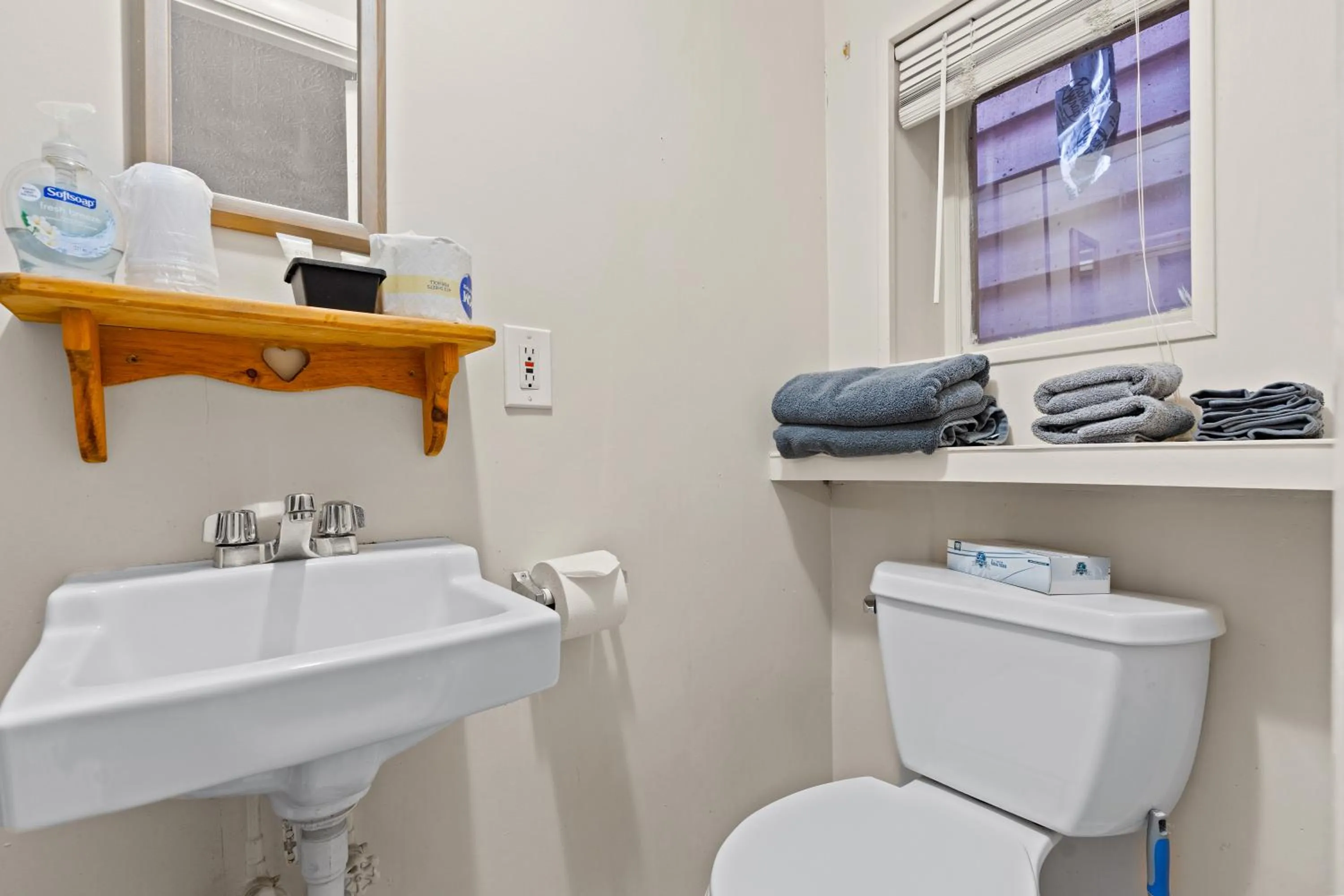 Toilet in Beach Motel and Suites