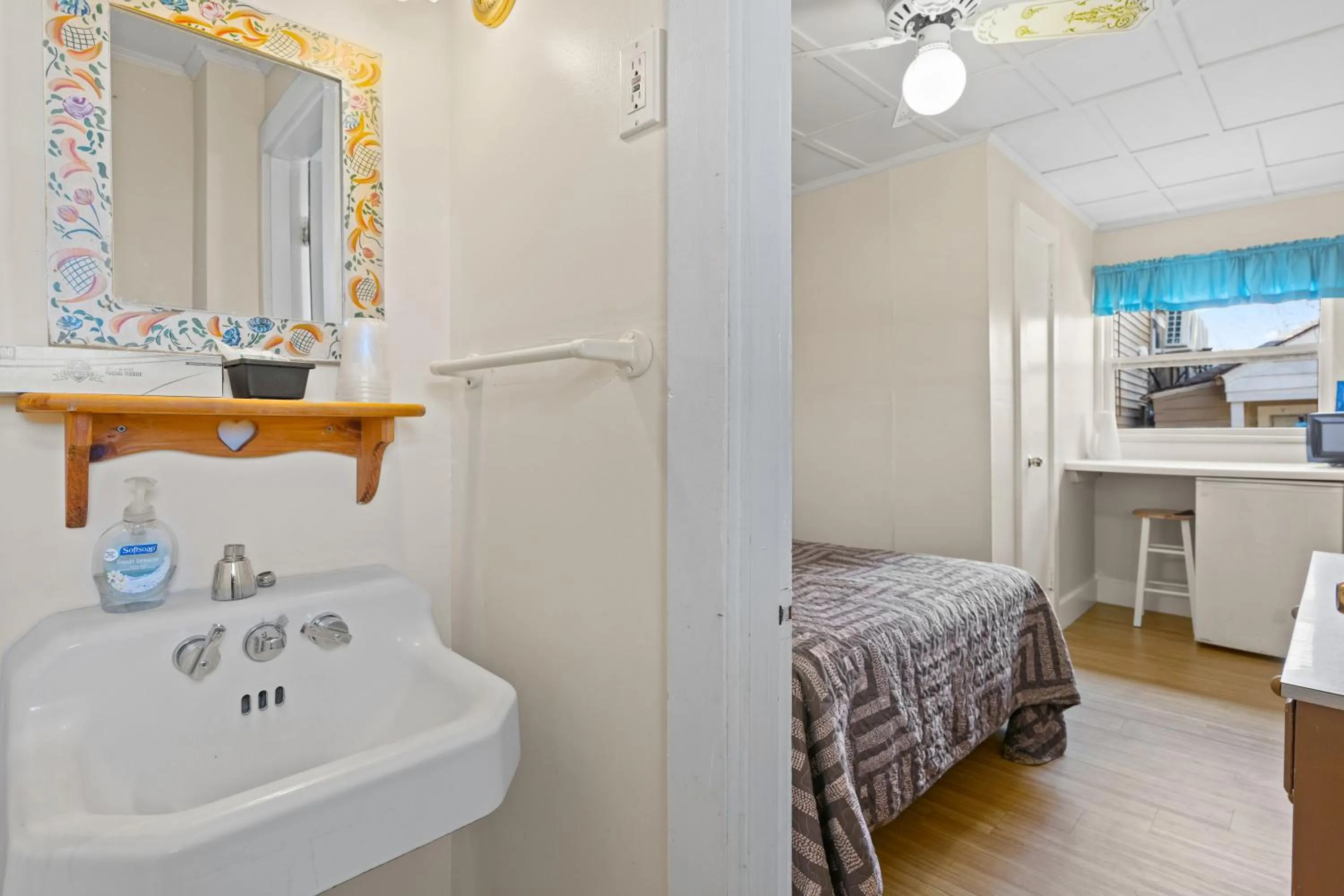Bathroom, Bed in Beach Motel and Suites