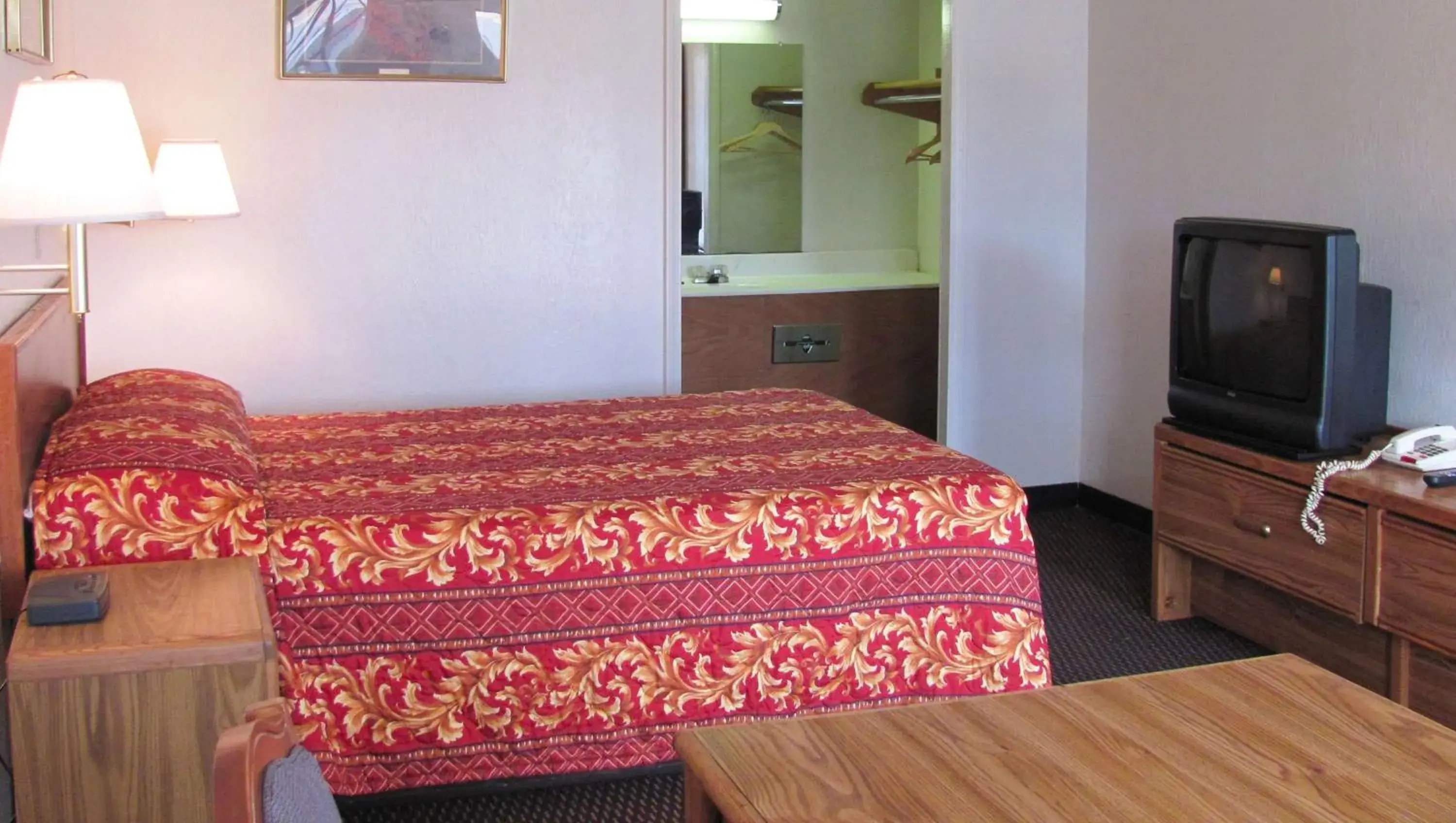 Photo of the whole room, Bed in M Star Columbus North Photo of the whole room, Bed in M Star Columbus North