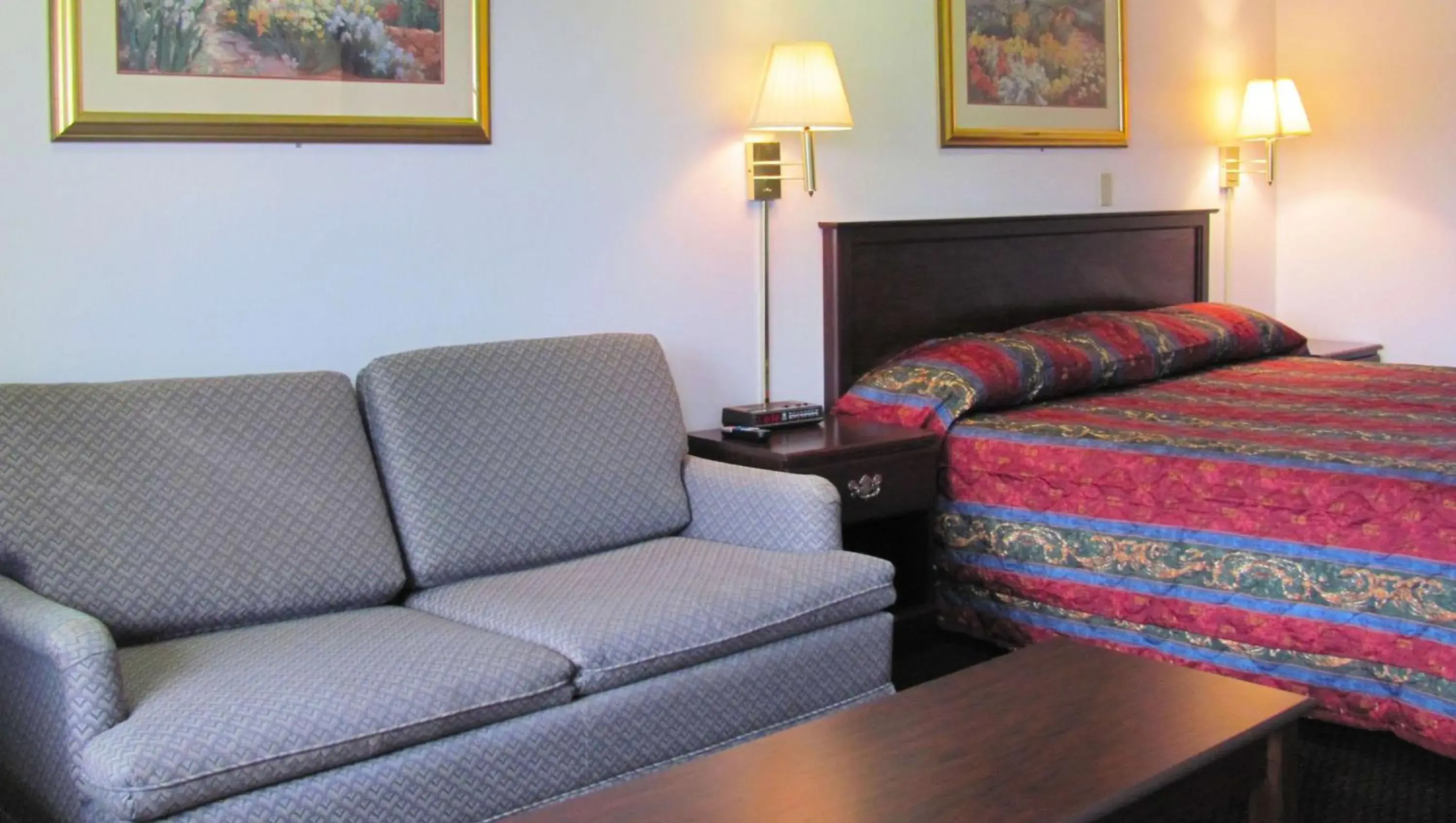 Photo of the whole room, Bed in M Star Columbus North Photo of the whole room, Bed in M Star Columbus North