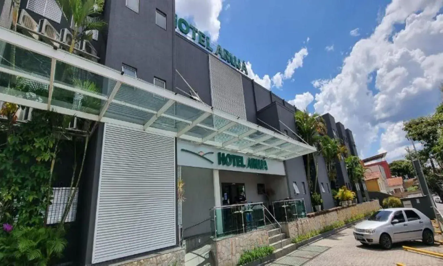 Facade/entrance in Hotel Arujá Facade/entrance in Hotel Arujá