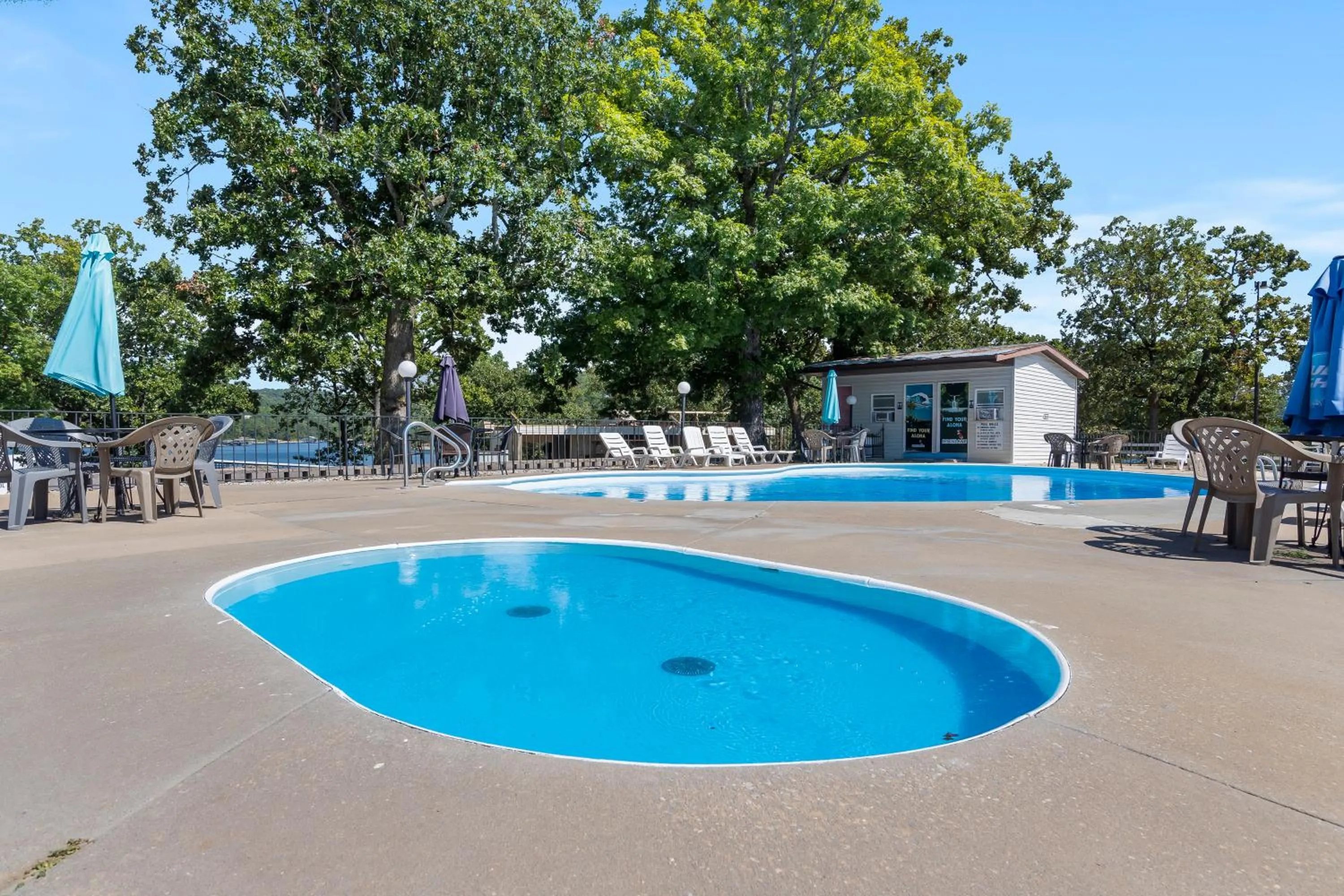 Swimming pool in Rock Lane Resort & Marina