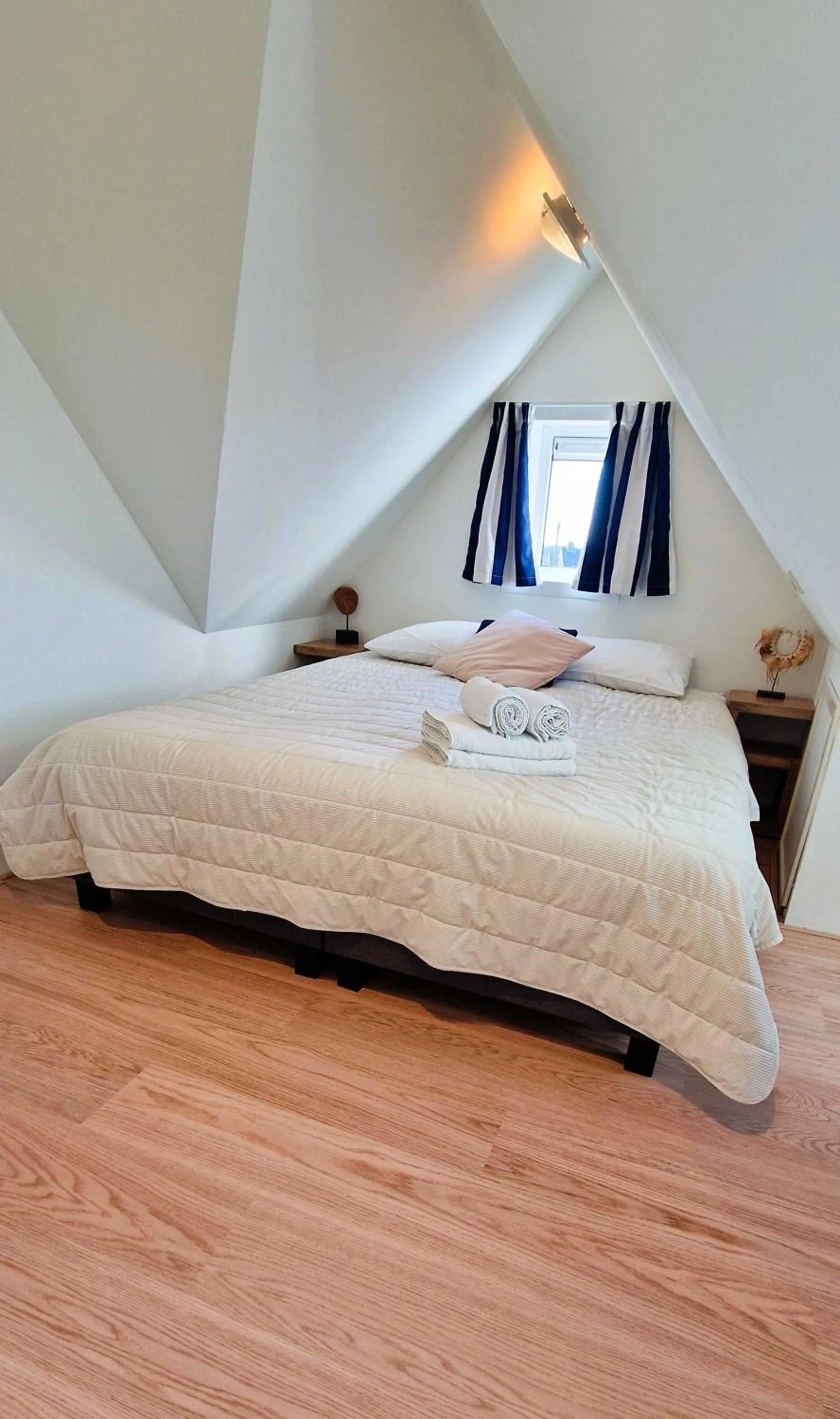 Bed in Pension Zandvoort aan Zee