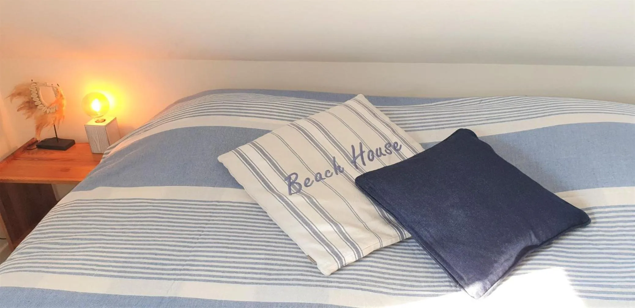 Bed in Pension Zandvoort aan Zee