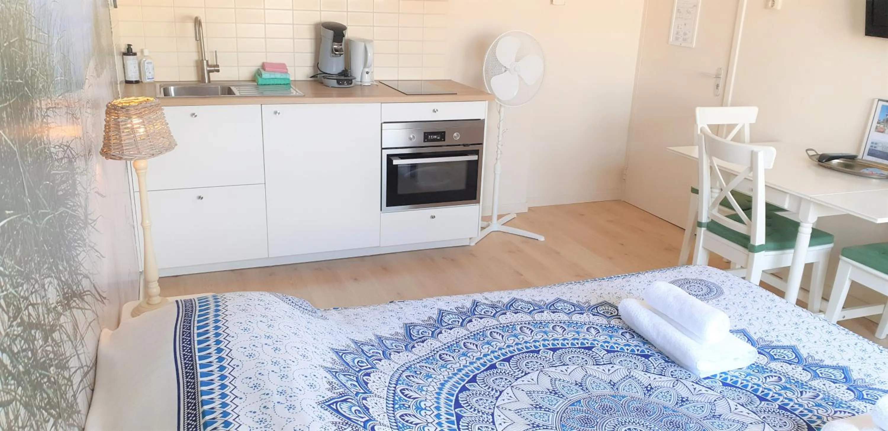 Kitchen or kitchenette, Bed in Pension Zandvoort aan Zee