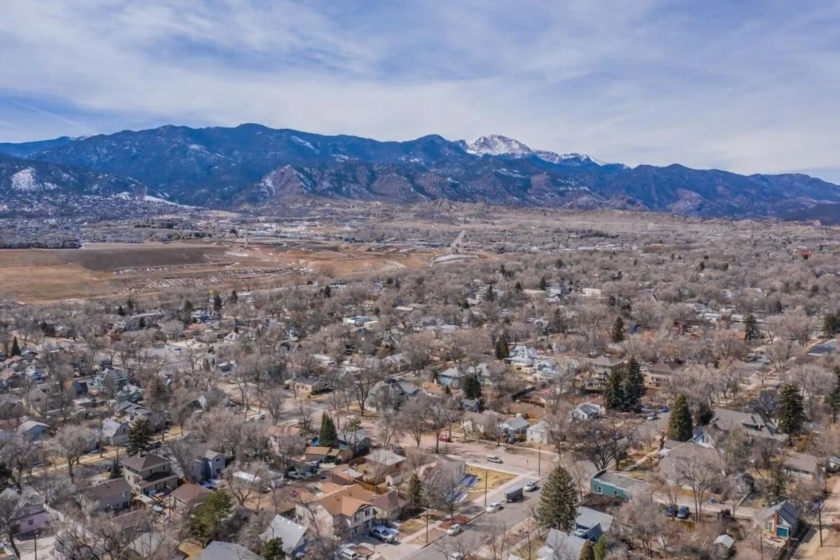 2 BDS Garden Of Gods - Near it all