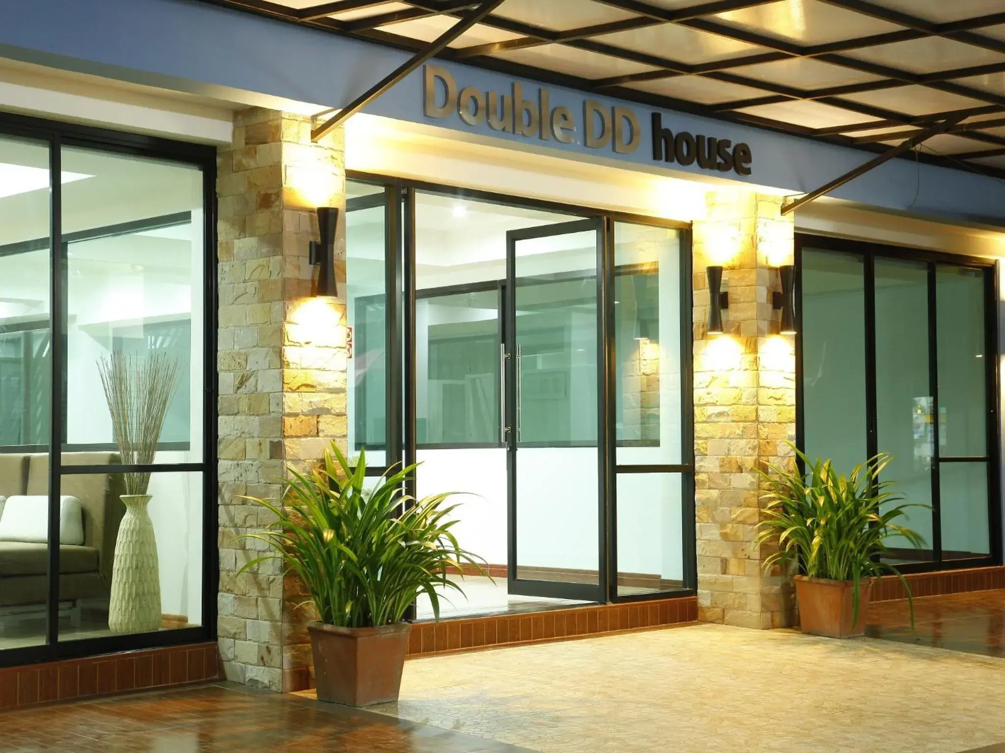 Facade/entrance in Double DD House at MRT Sutthisarn Facade/entrance in Double DD House at MRT Sutthisarn