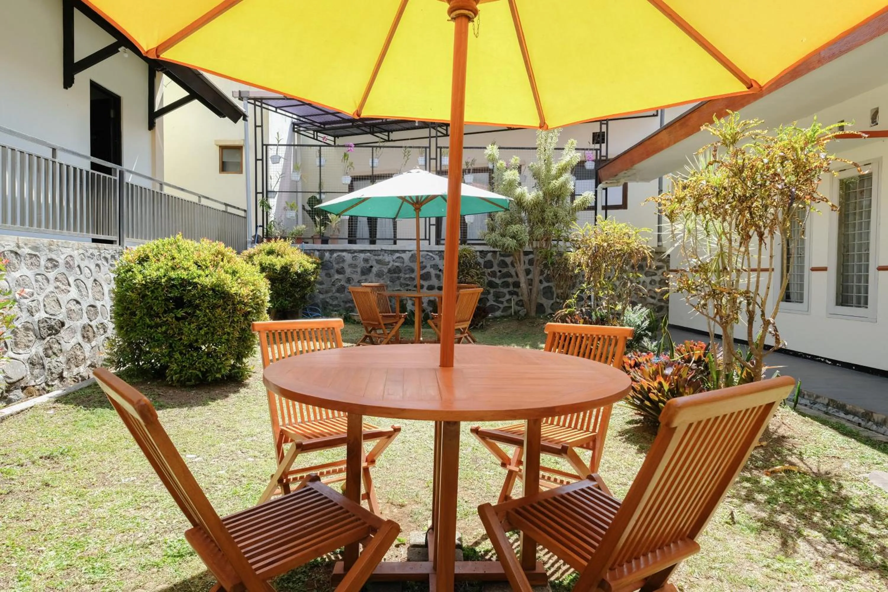 Seating area in RedDoorz at Jestro Guest House Batu