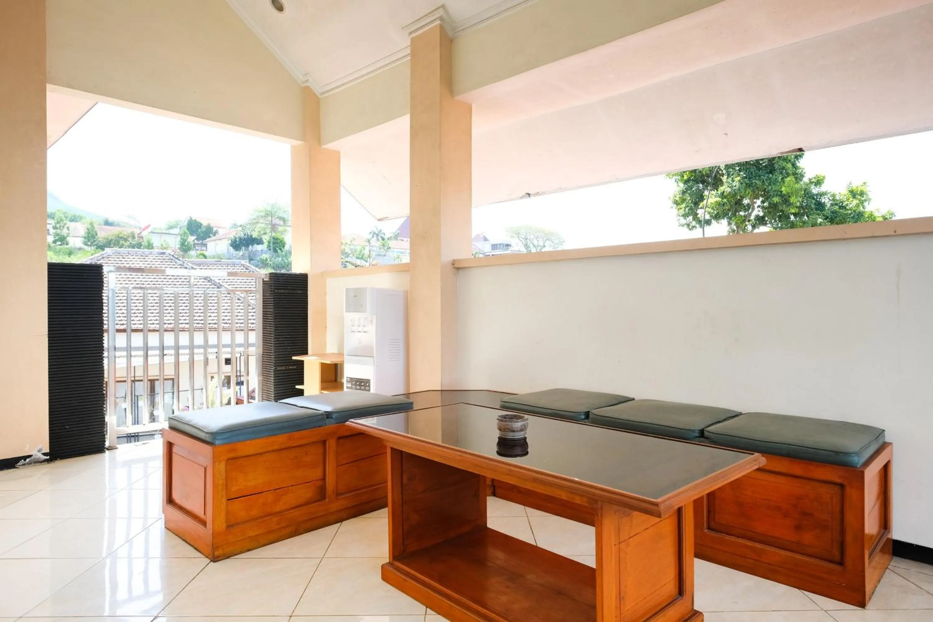 Seating area in RedDoorz at Jestro Guest House Batu