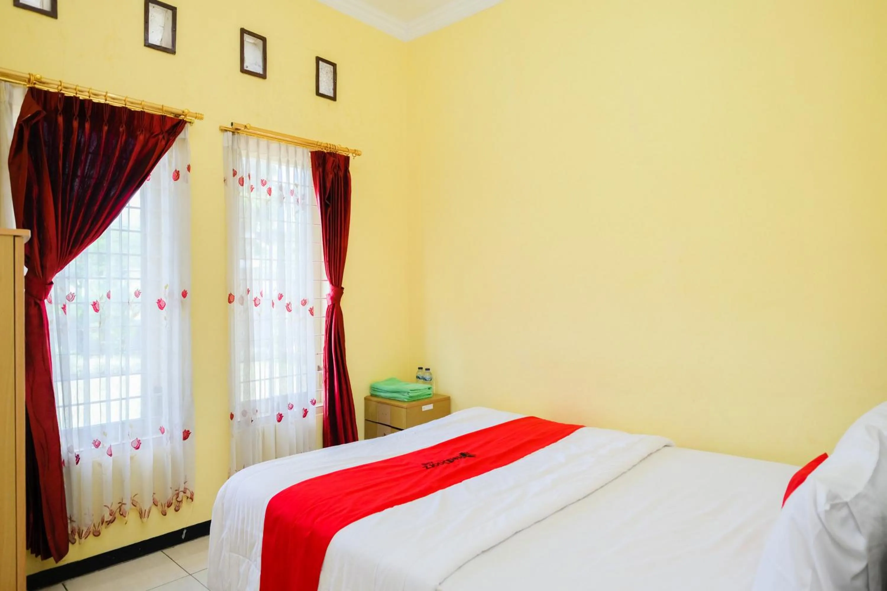 Bedroom, Bed in RedDoorz at Jestro Guest House Batu
