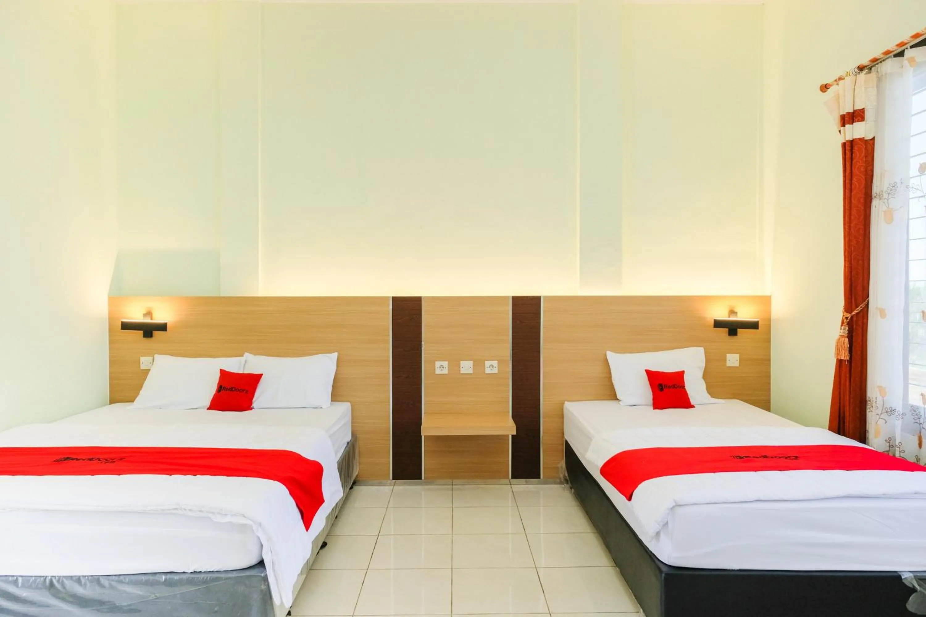 Bedroom, Bed in RedDoorz at Jestro Guest House Batu