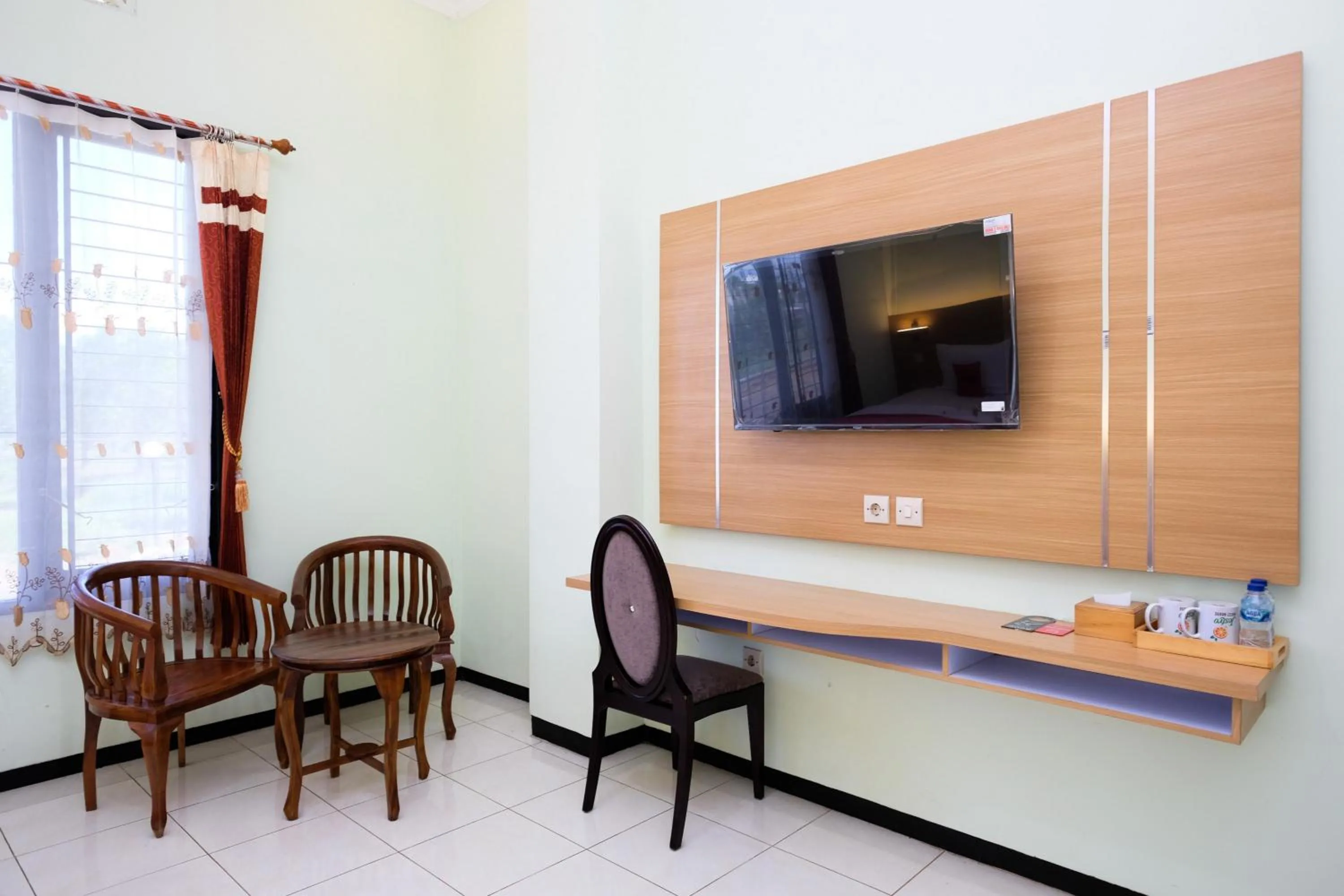 TV and multimedia in RedDoorz at Jestro Guest House Batu