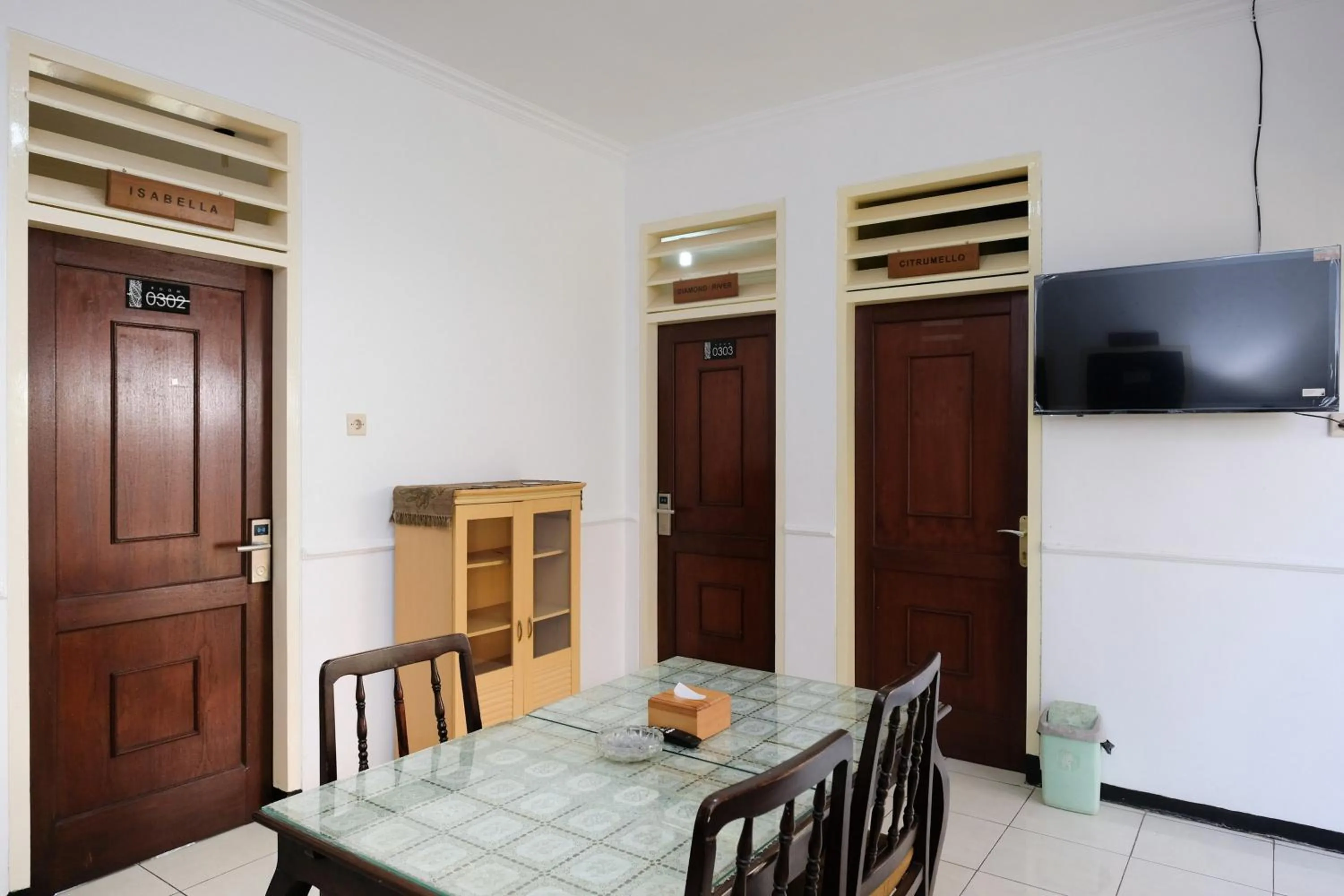 Seating area in RedDoorz at Jestro Guest House Batu