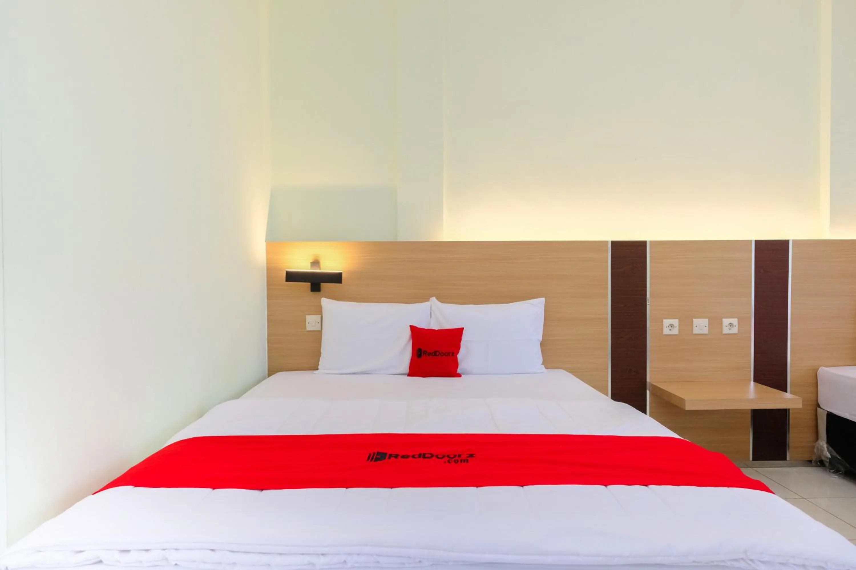 Bedroom, Bed in RedDoorz at Jestro Guest House Batu