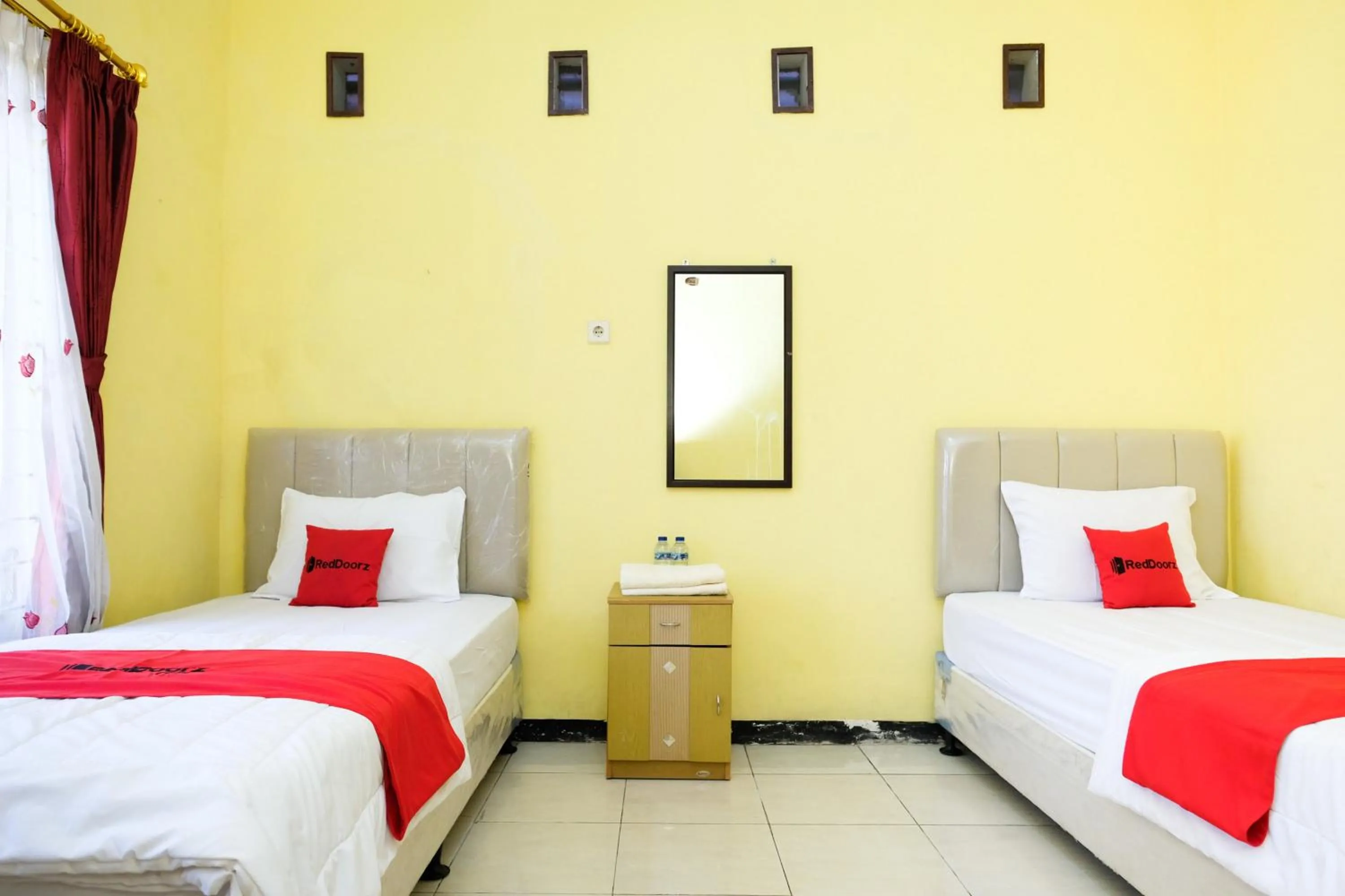 Bedroom, Bed in RedDoorz at Jestro Guest House Batu
