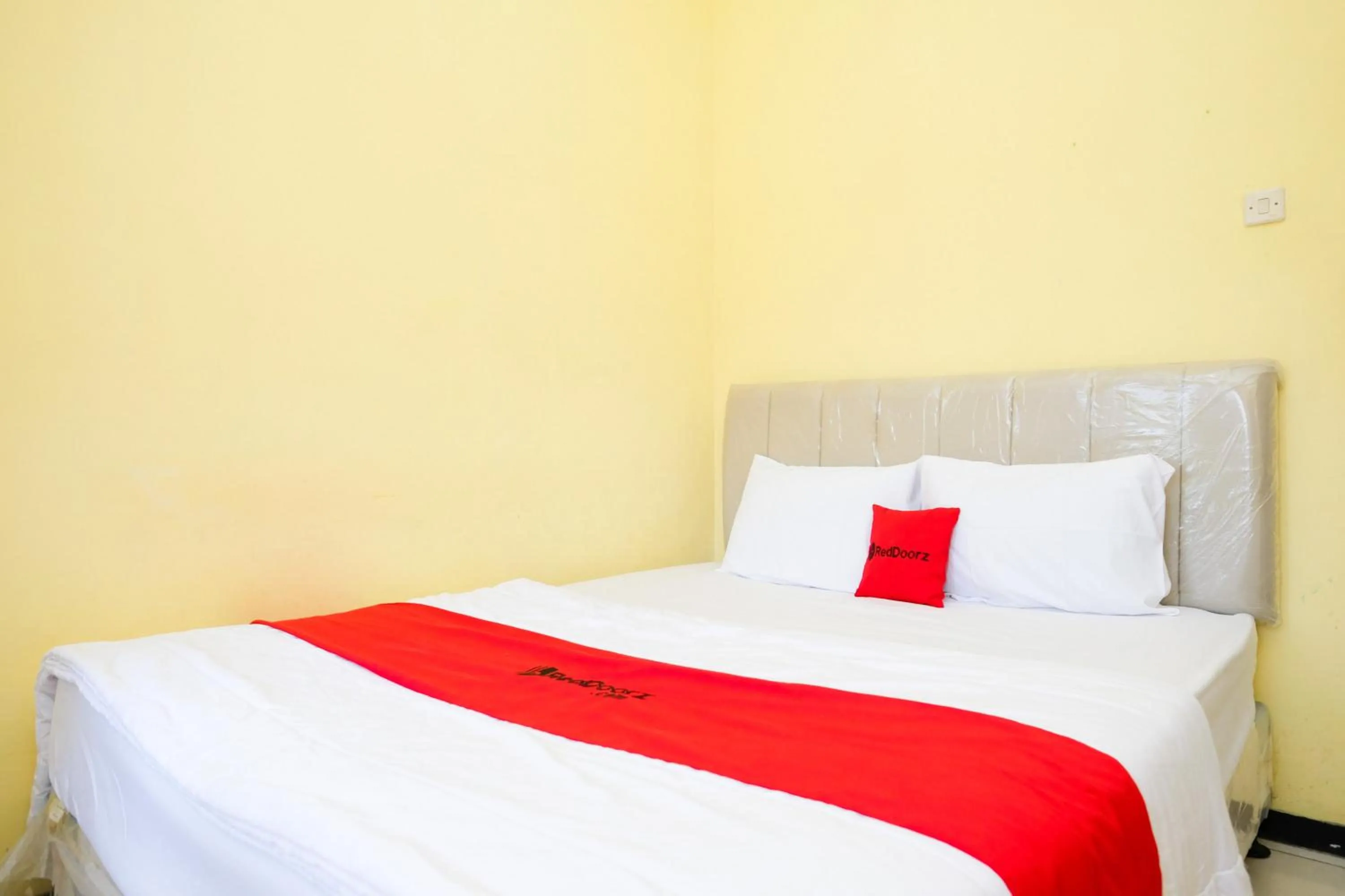 Bedroom, Bed in RedDoorz at Jestro Guest House Batu