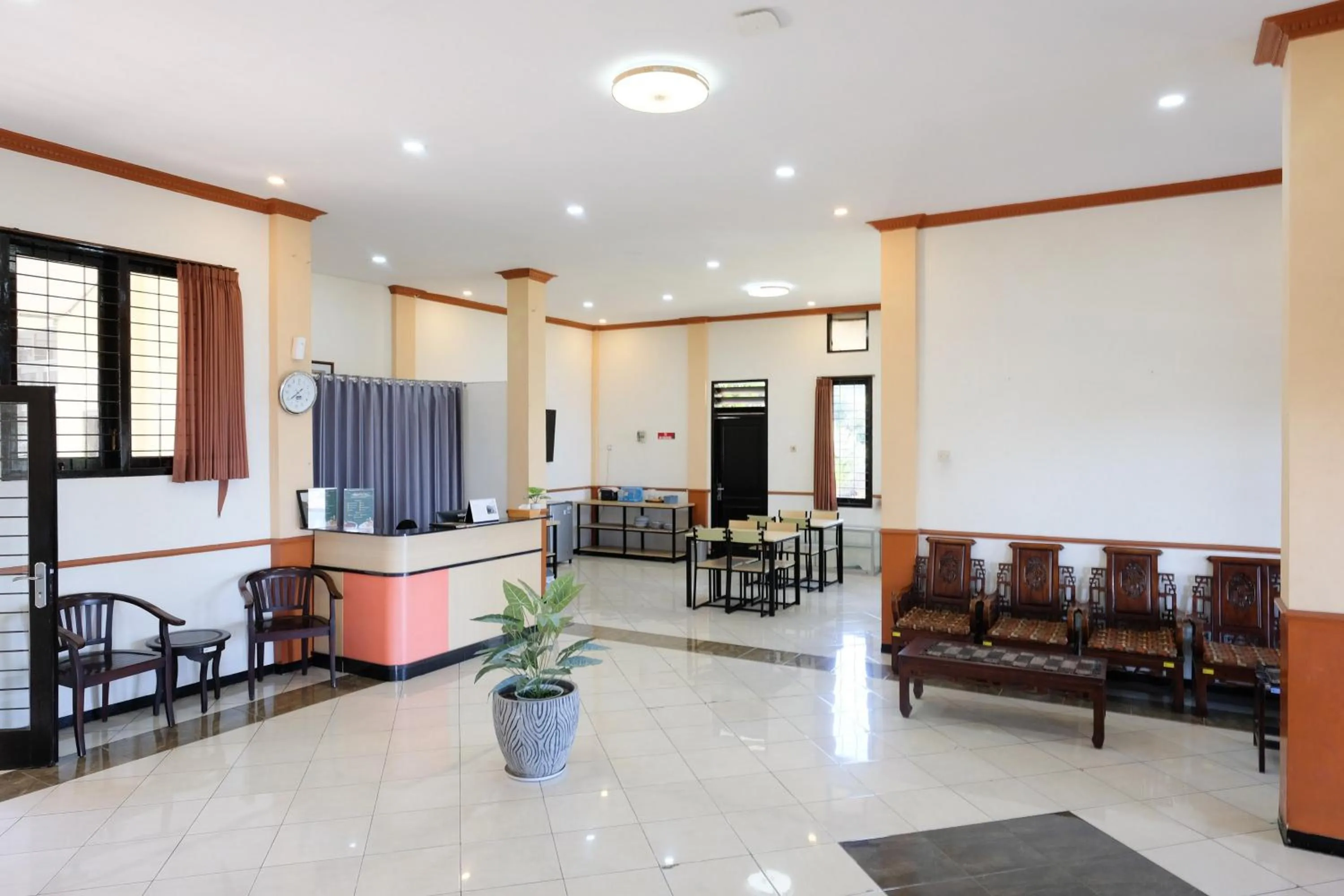 Lobby or reception in RedDoorz at Jestro Guest House Batu