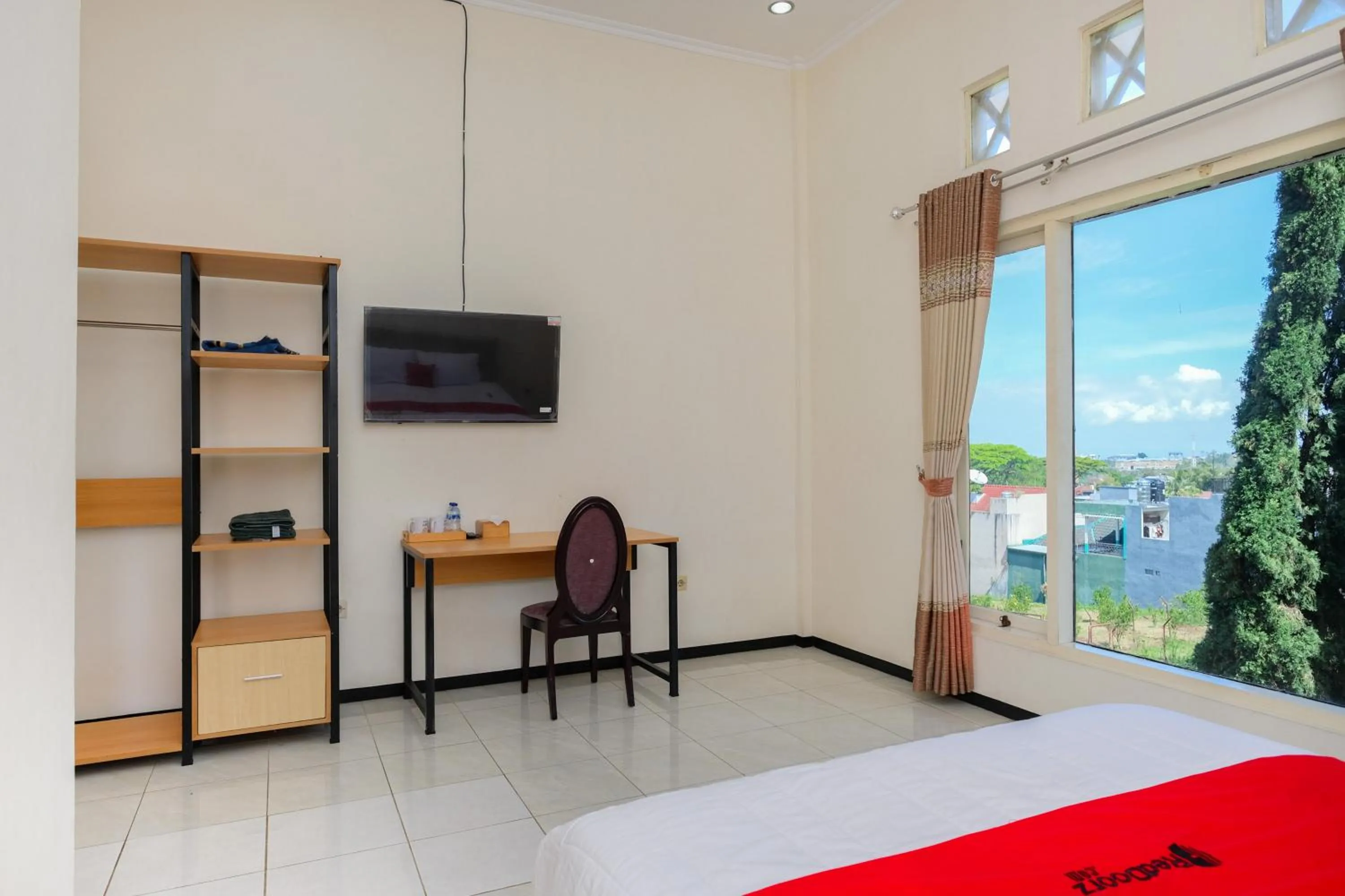 Bedroom, Bed in RedDoorz at Jestro Guest House Batu