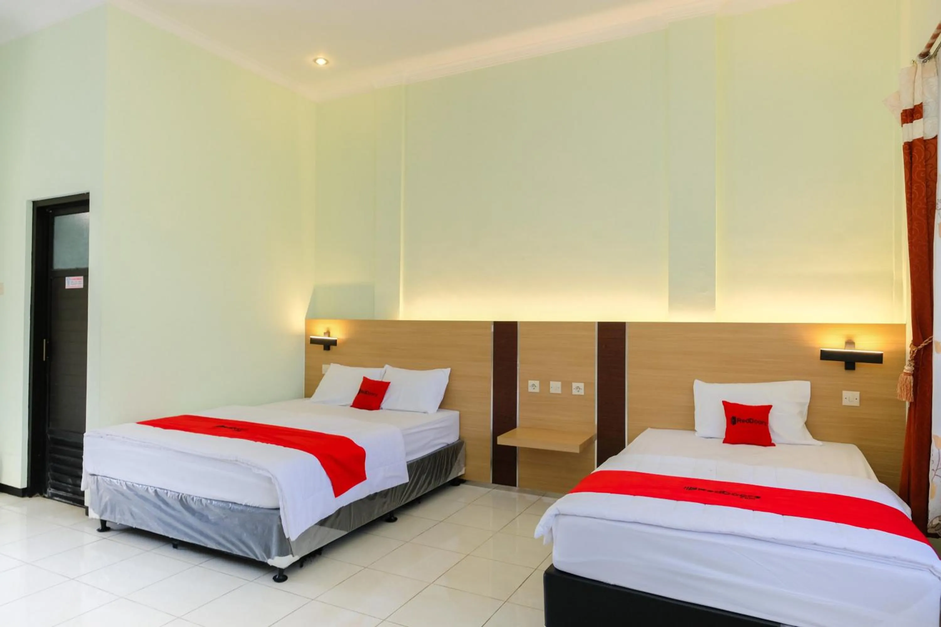 Bedroom, Bed in RedDoorz at Jestro Guest House Batu