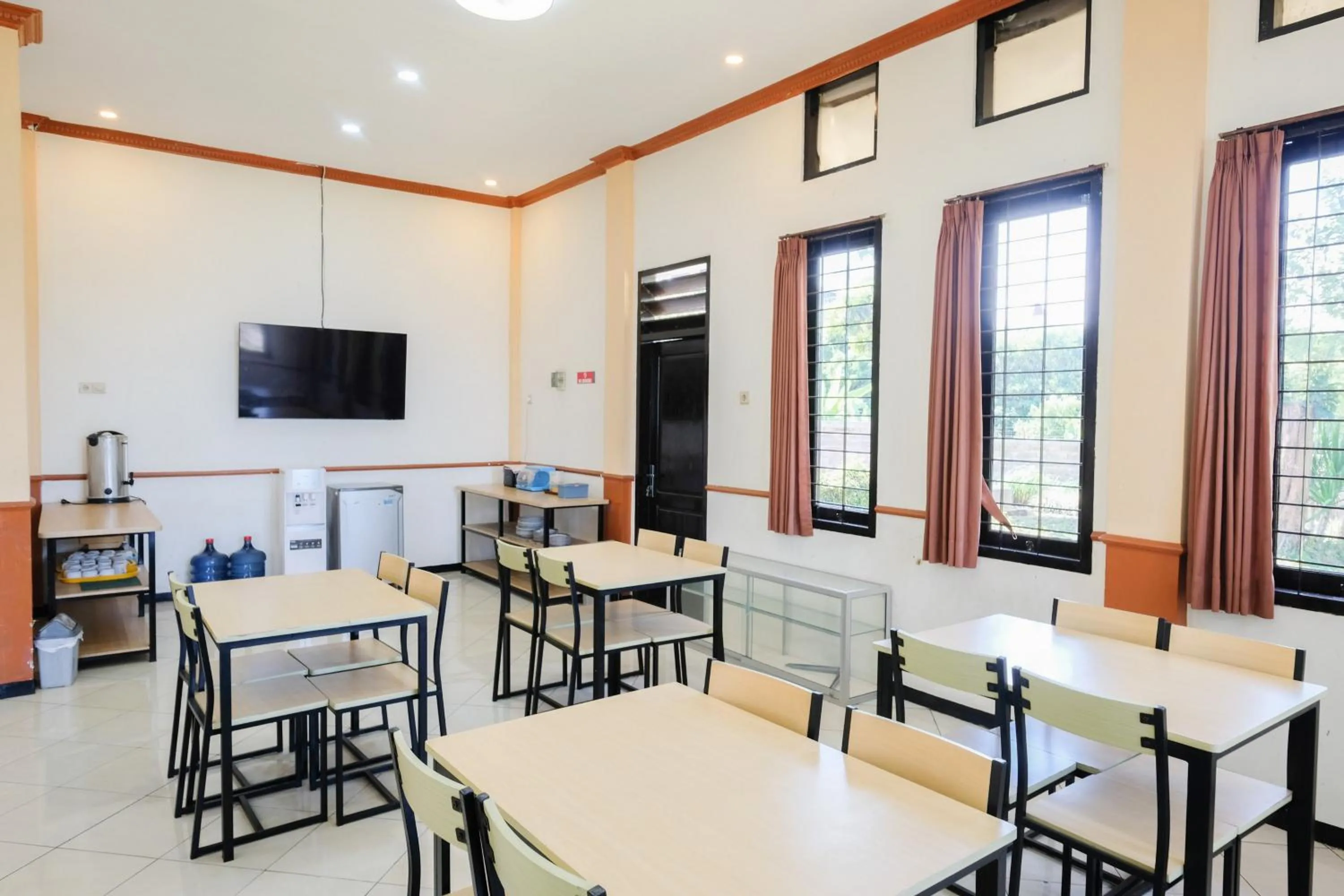 Restaurant/places to eat in RedDoorz at Jestro Guest House Batu
